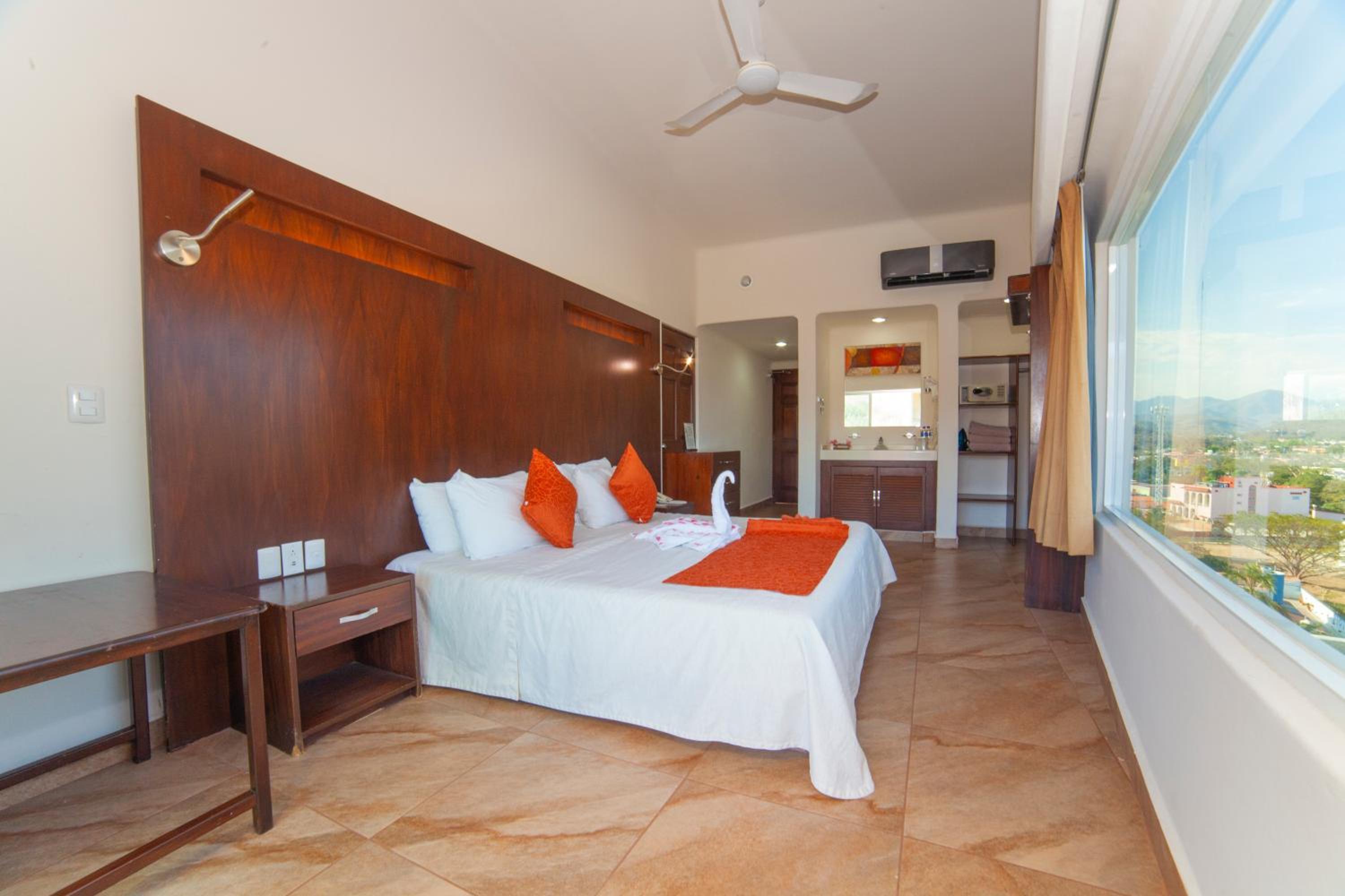 Queen Room with Balcony photo 2