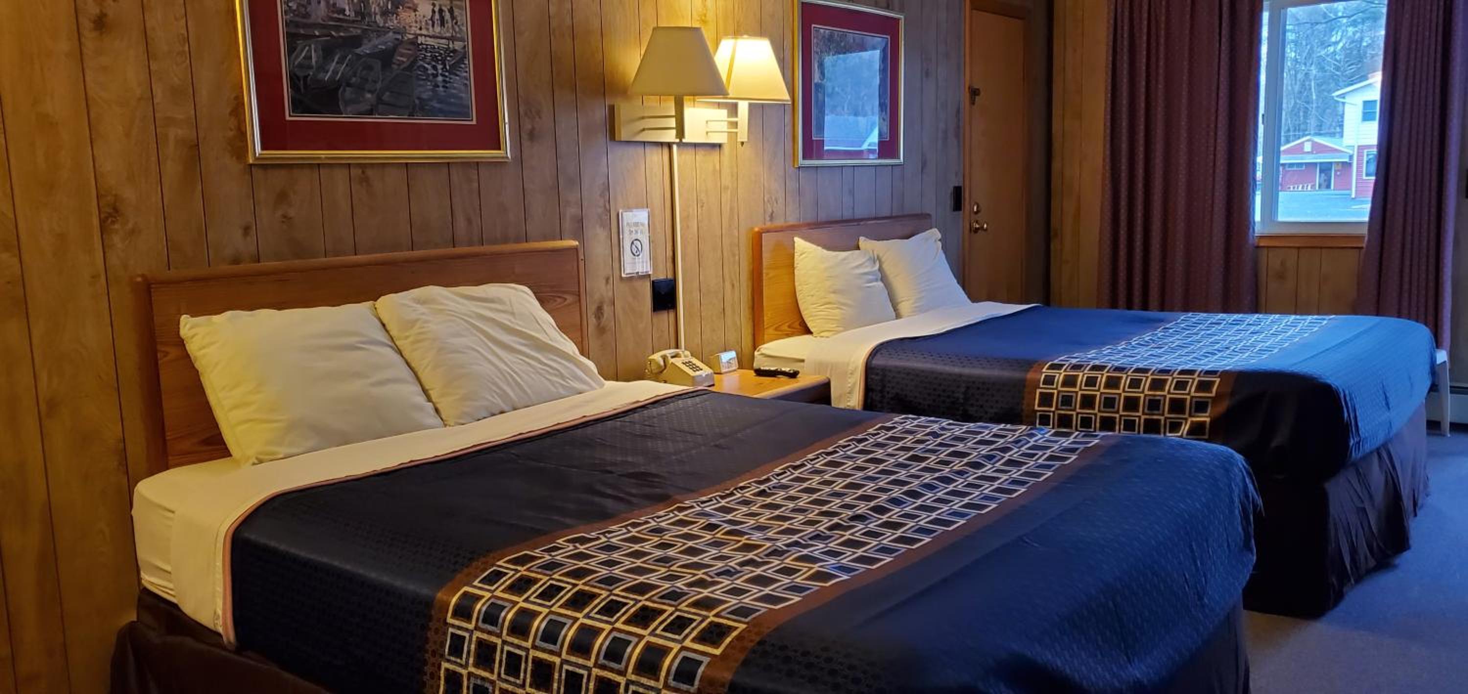 Deluxe Queen Room with Two Queen Beds photo 1