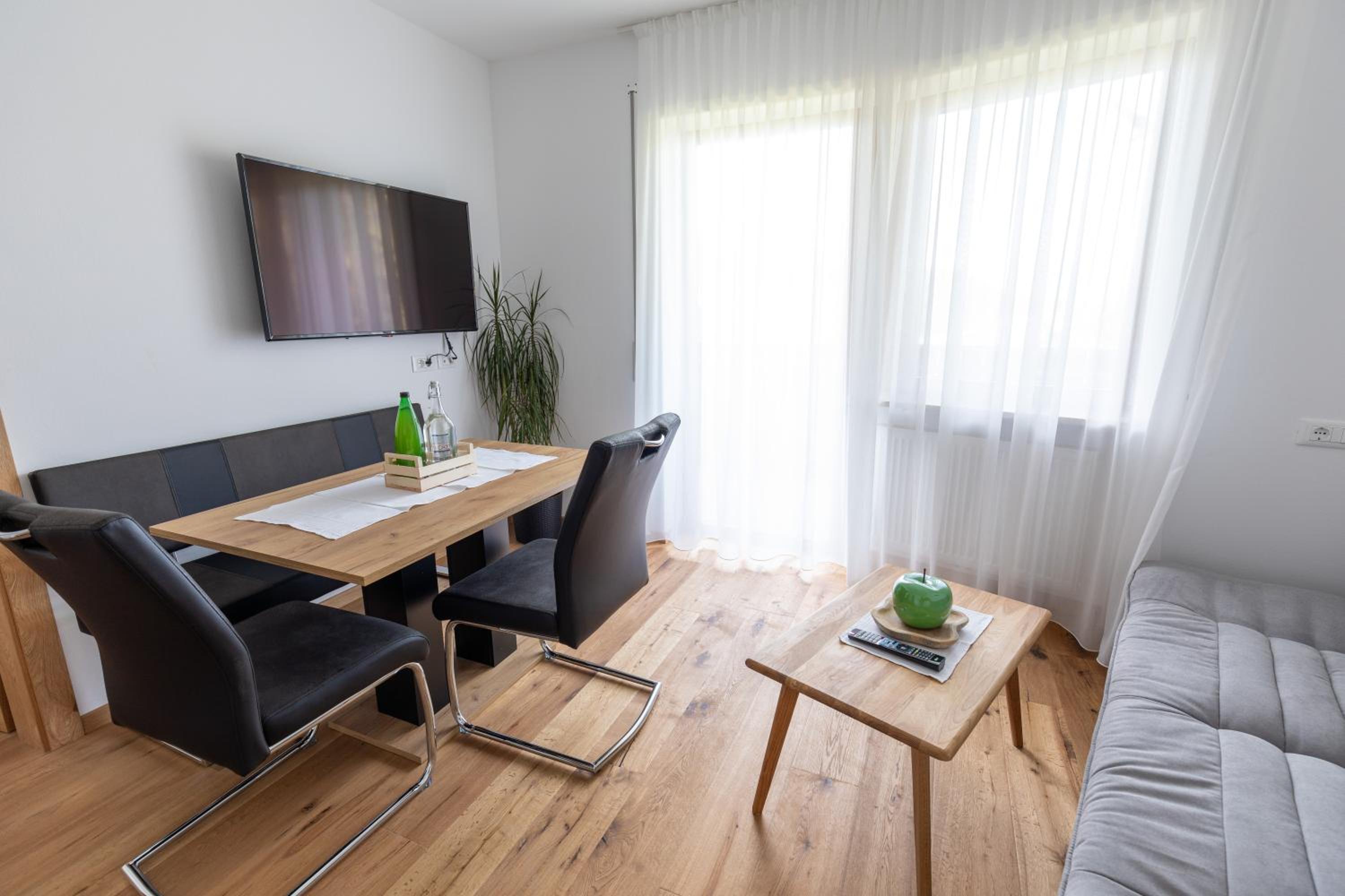 One-Bedroom Apartment photo 1