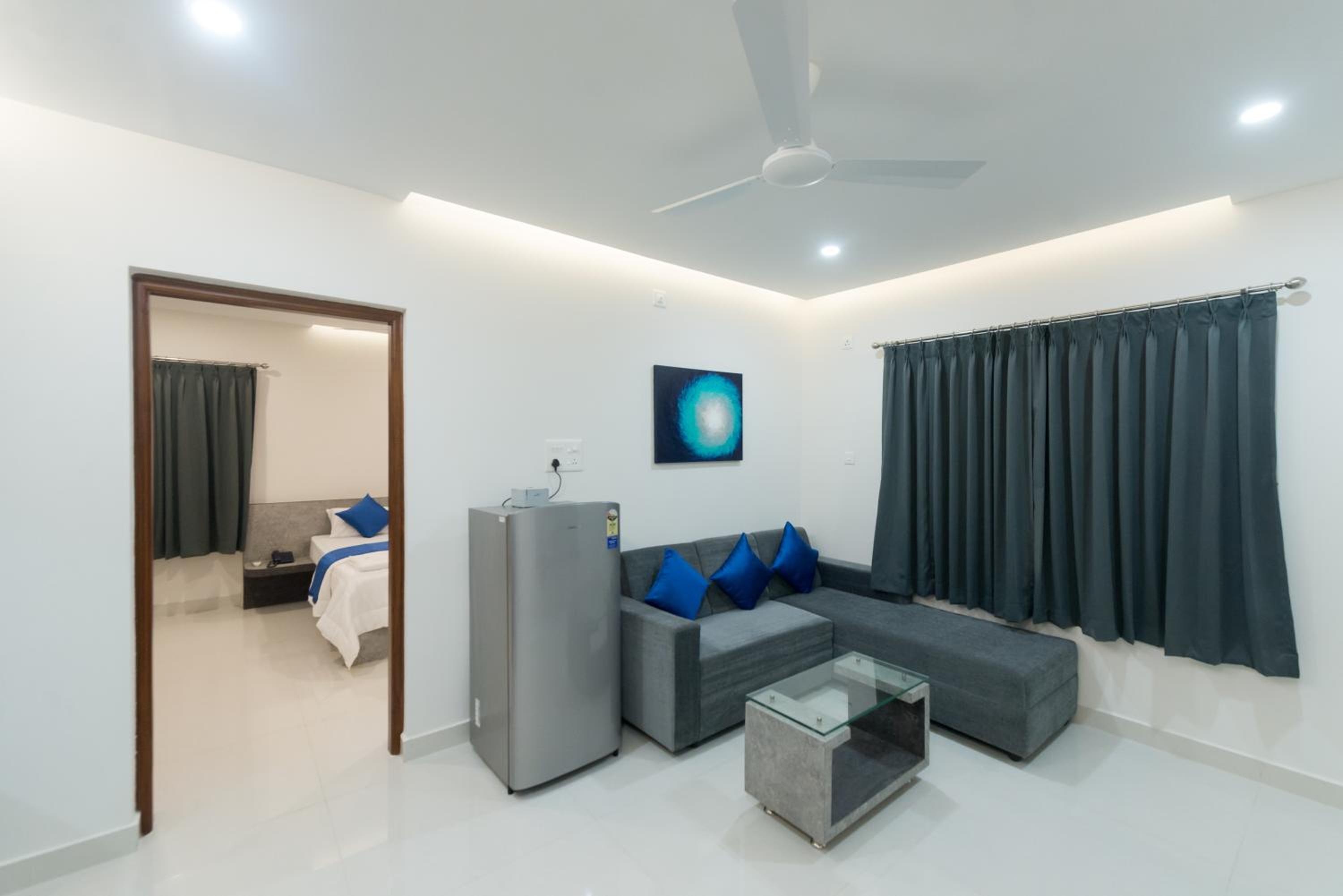 Apartment with Balcony photo 2
