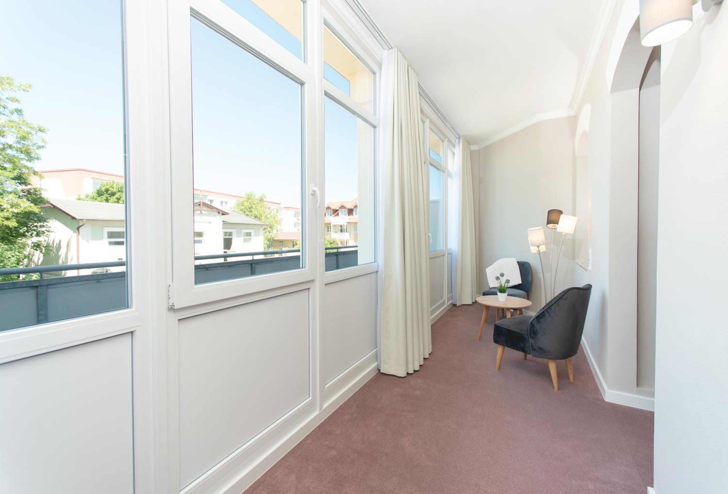 Large Three-Bedroom Apartment with Balcony photo 2