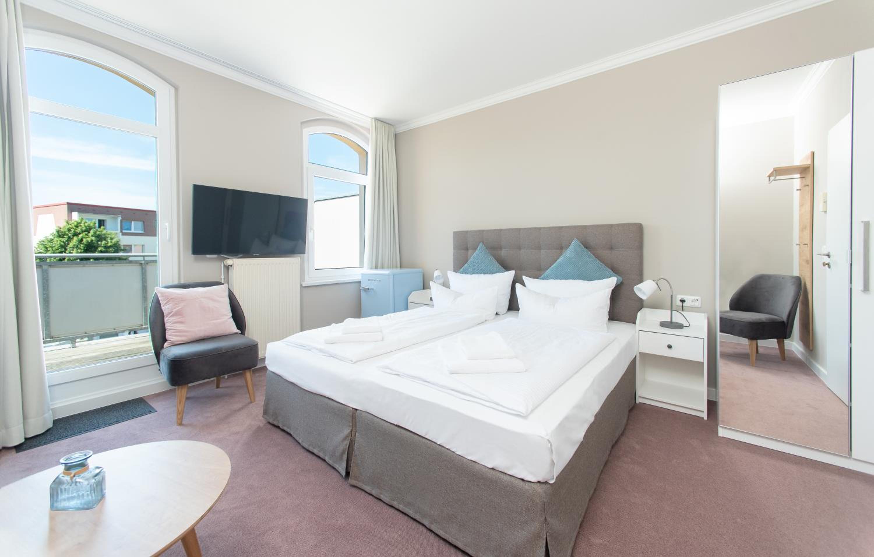 Large One-Bedroom Apartment with Balcony or Terrace  photo 3