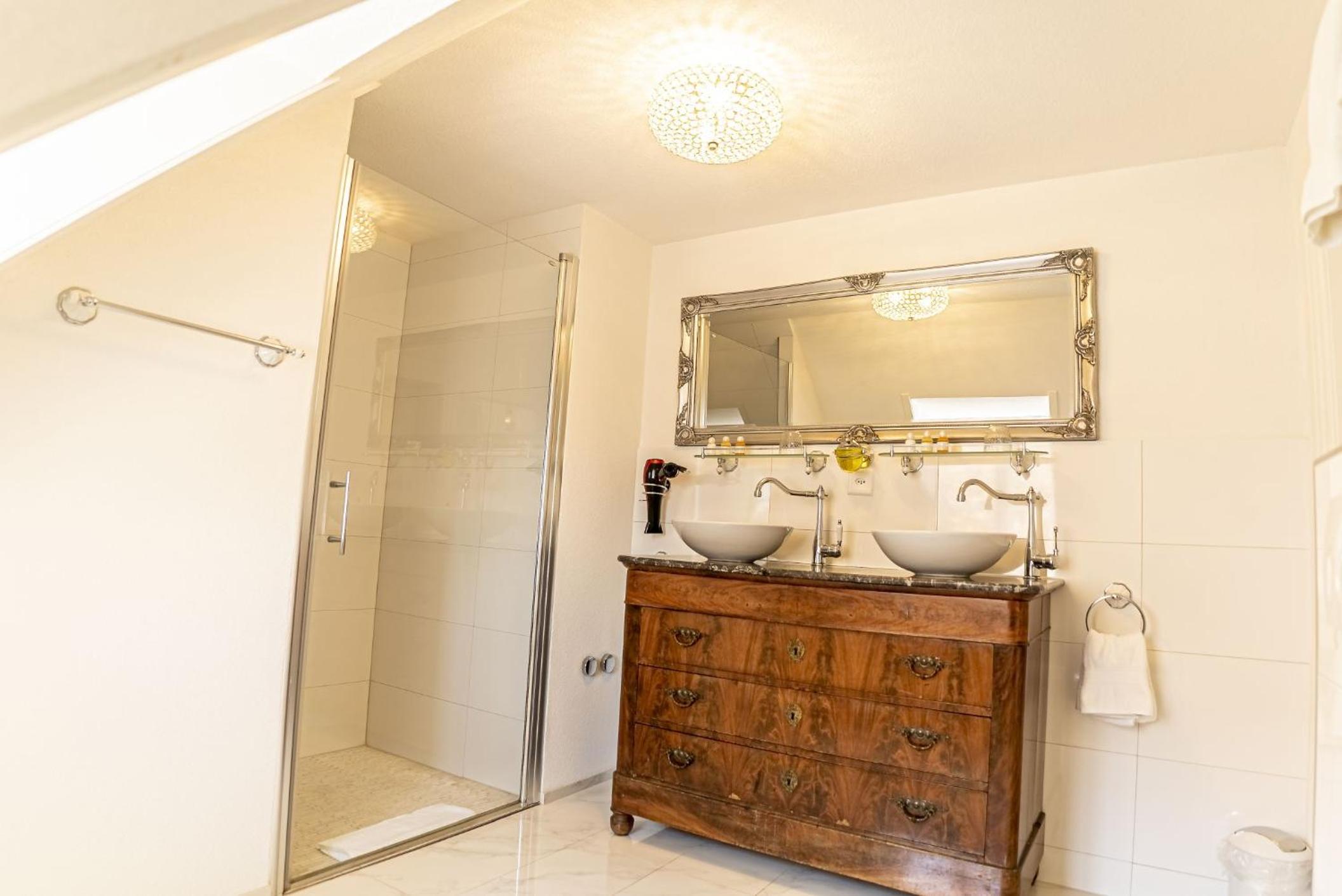 Suite with Lake View - Photo 6