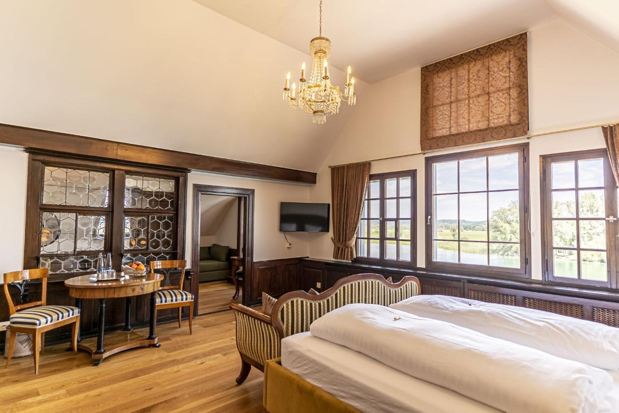 Suite with Lake View - Photo 8