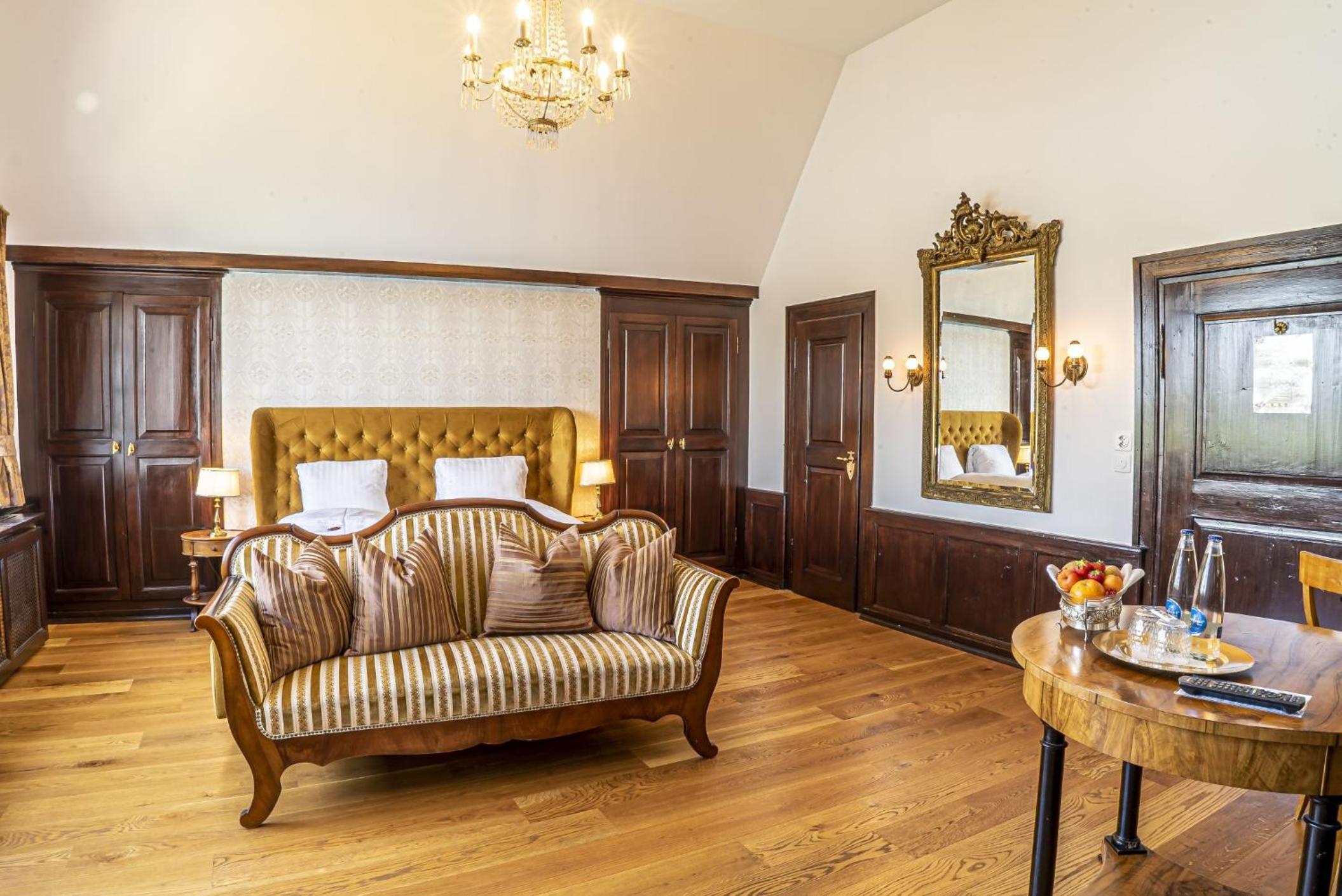 Suite with Lake View - Photo 2