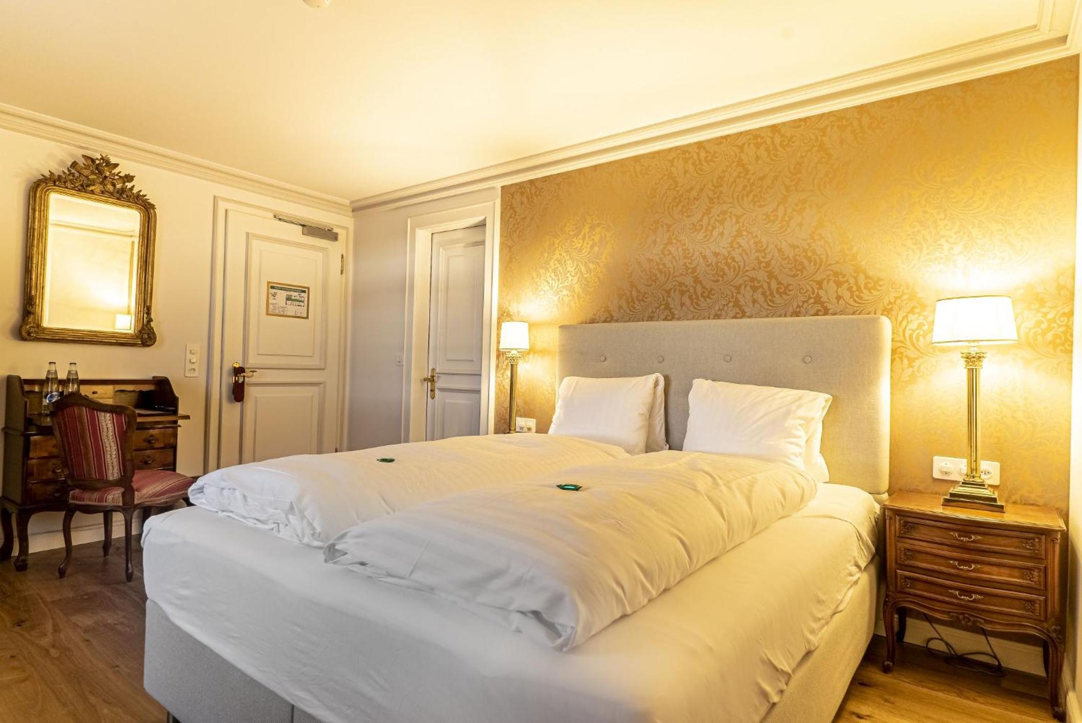 Double Room with Lake View - Photo 6