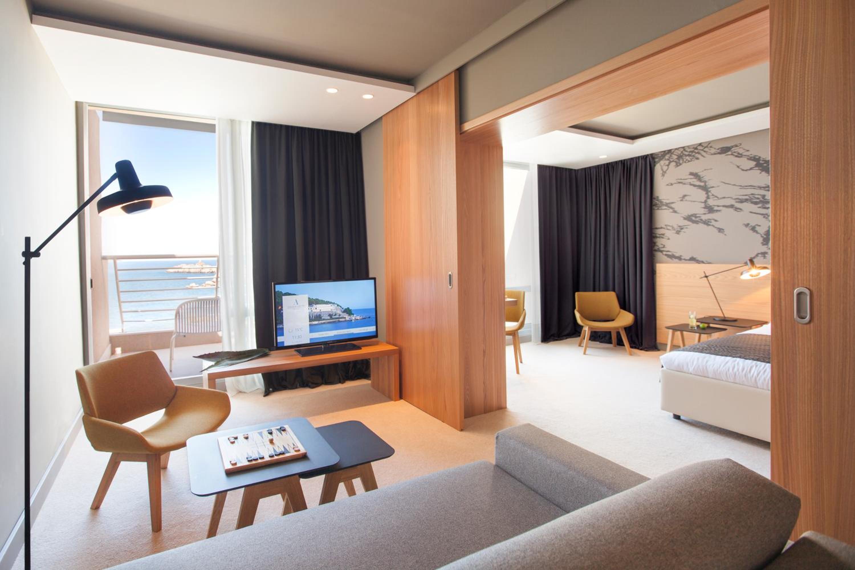 Junior Suite with Sea View and Balcony thumbnail 6