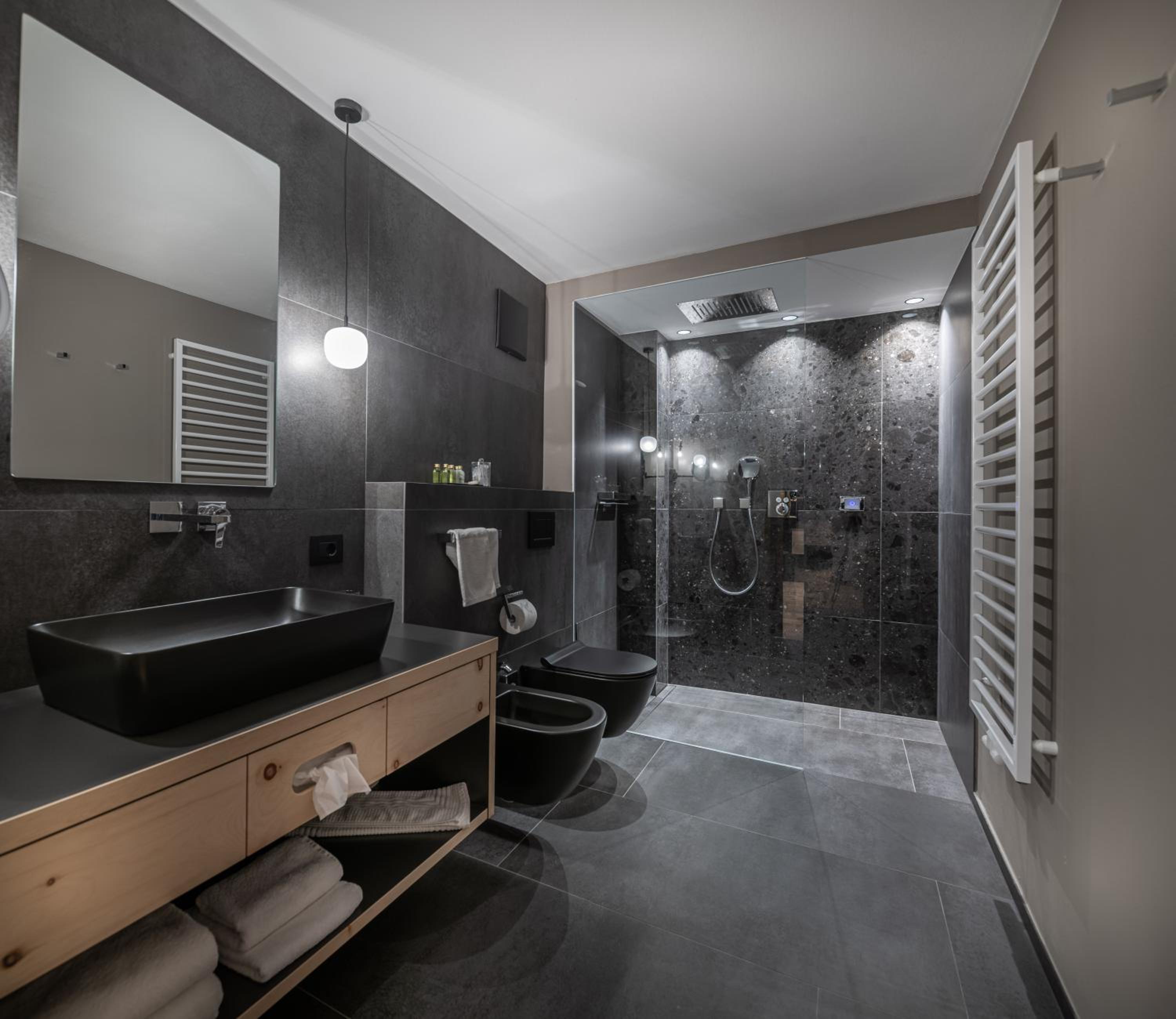 Junior Suite with Balcony - Photo 4