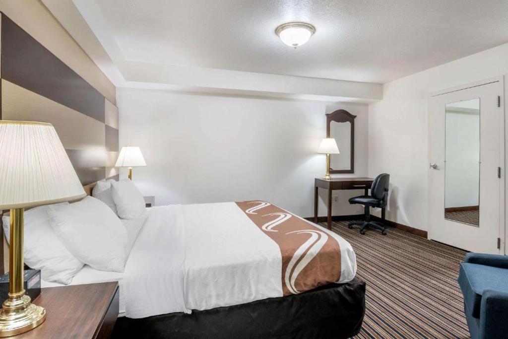 Standard King Room - Non-Smoking  - Photo 5