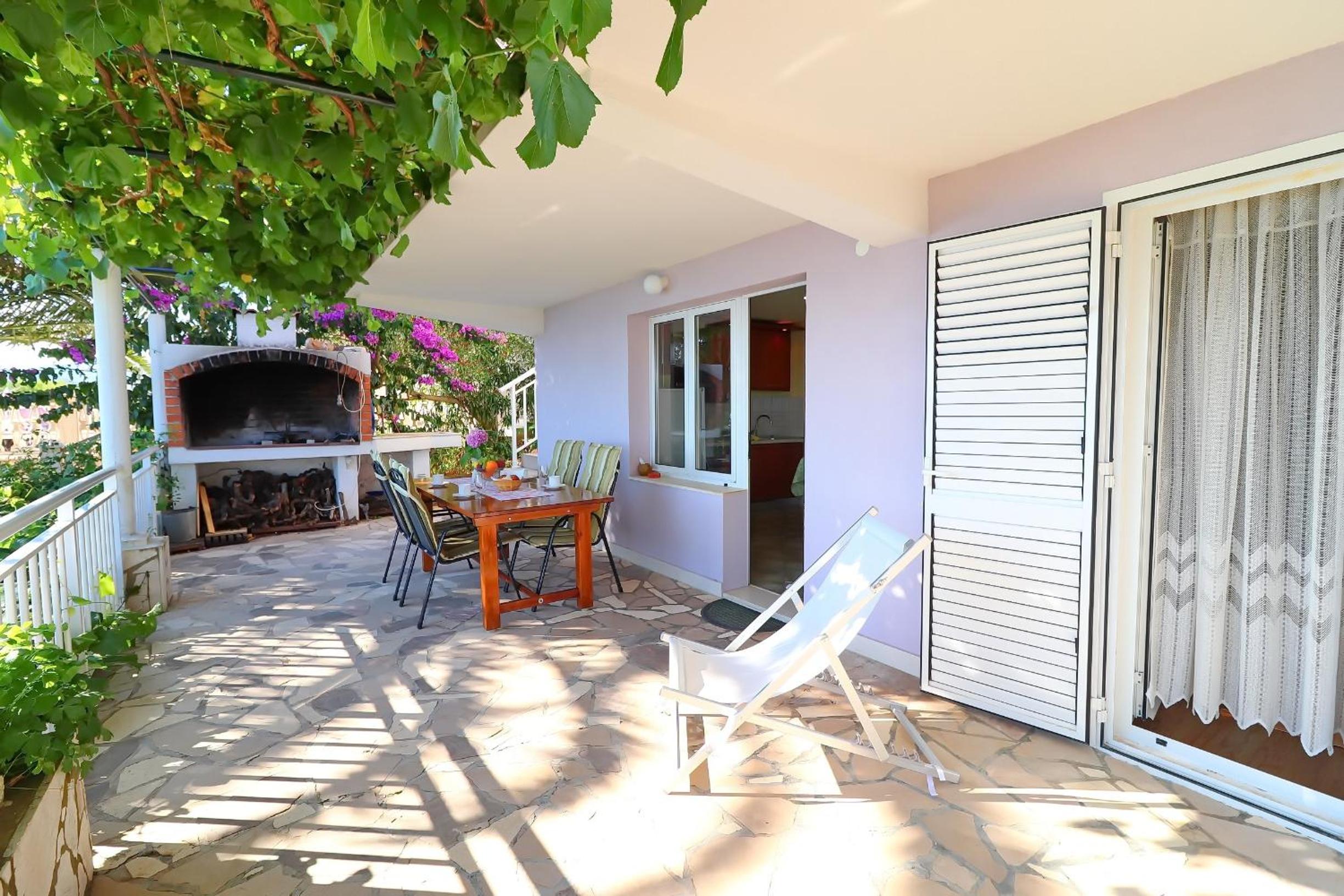 Comfort One-Bedroom Apartment with Terrace and Sea View photo 3