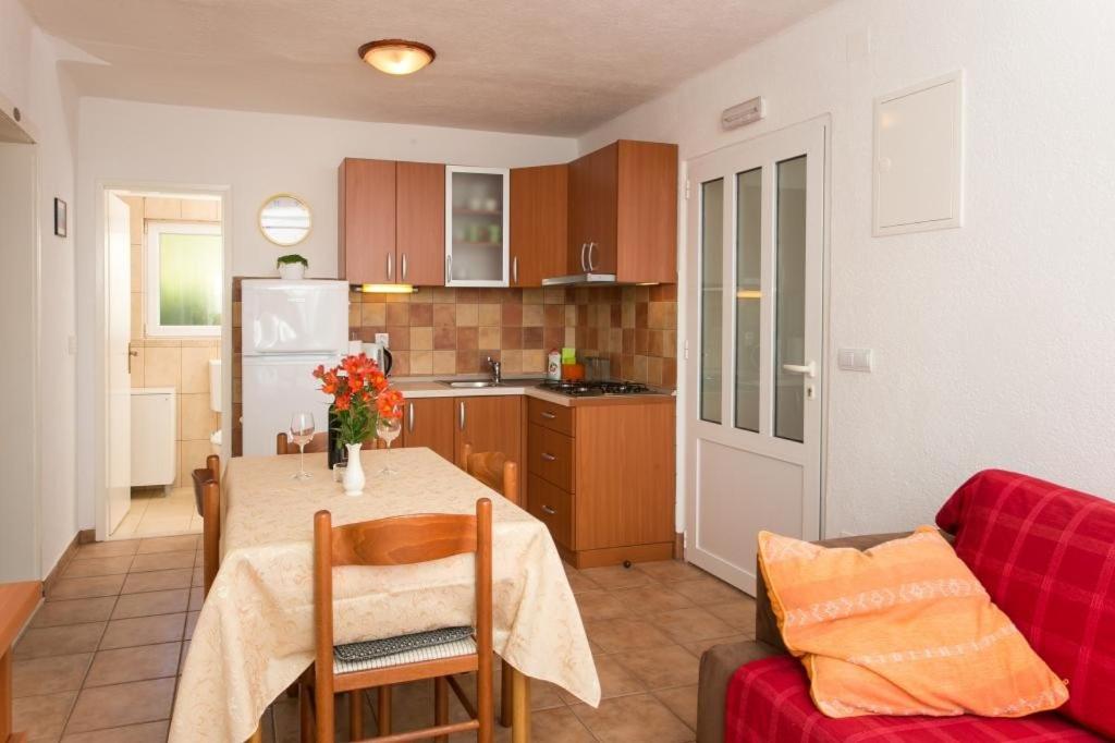 Comfort Two-Bedroom Apartment with Balcony and Sea View photo 2