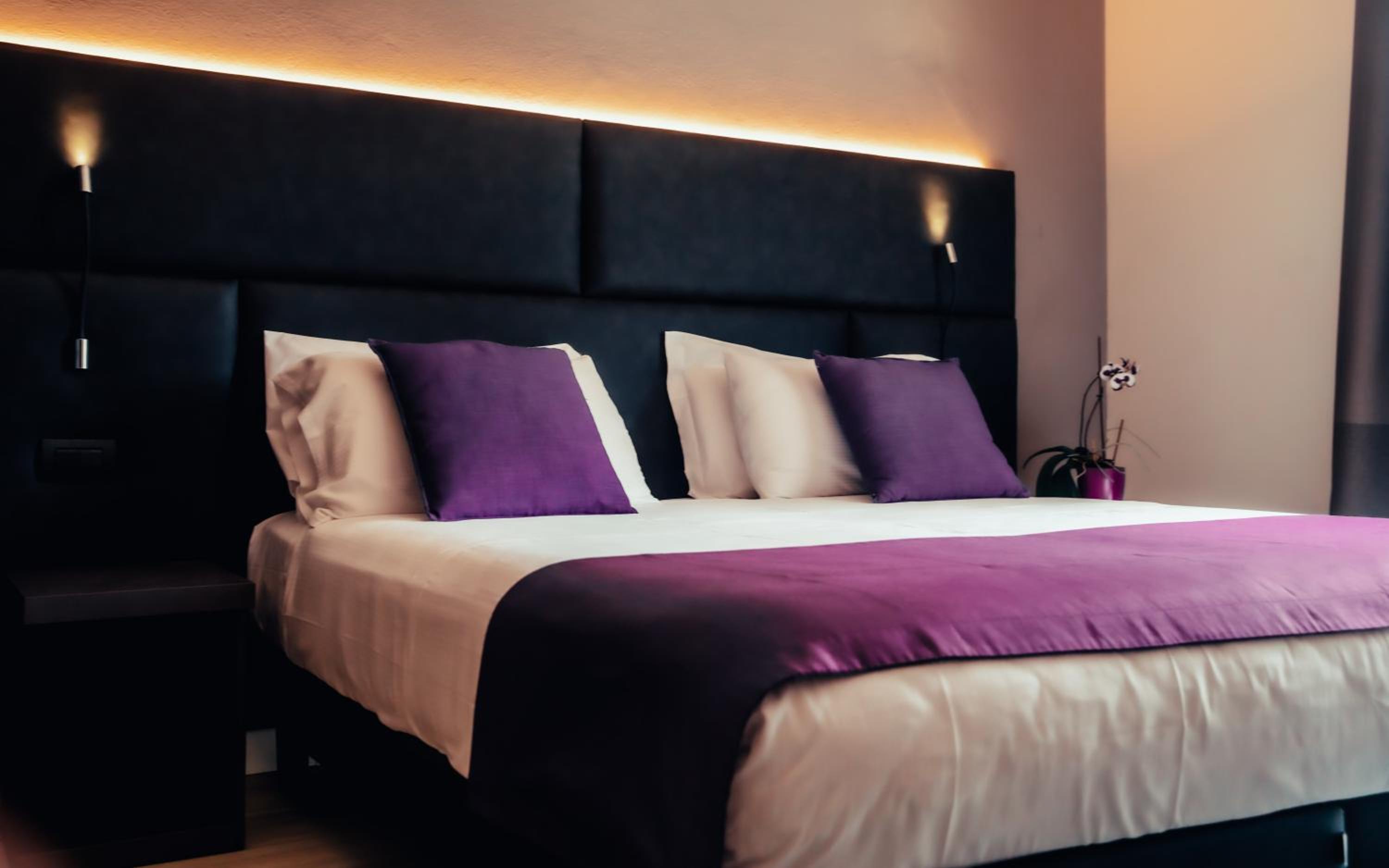 Standard Double Room with Balcony - Photo 12