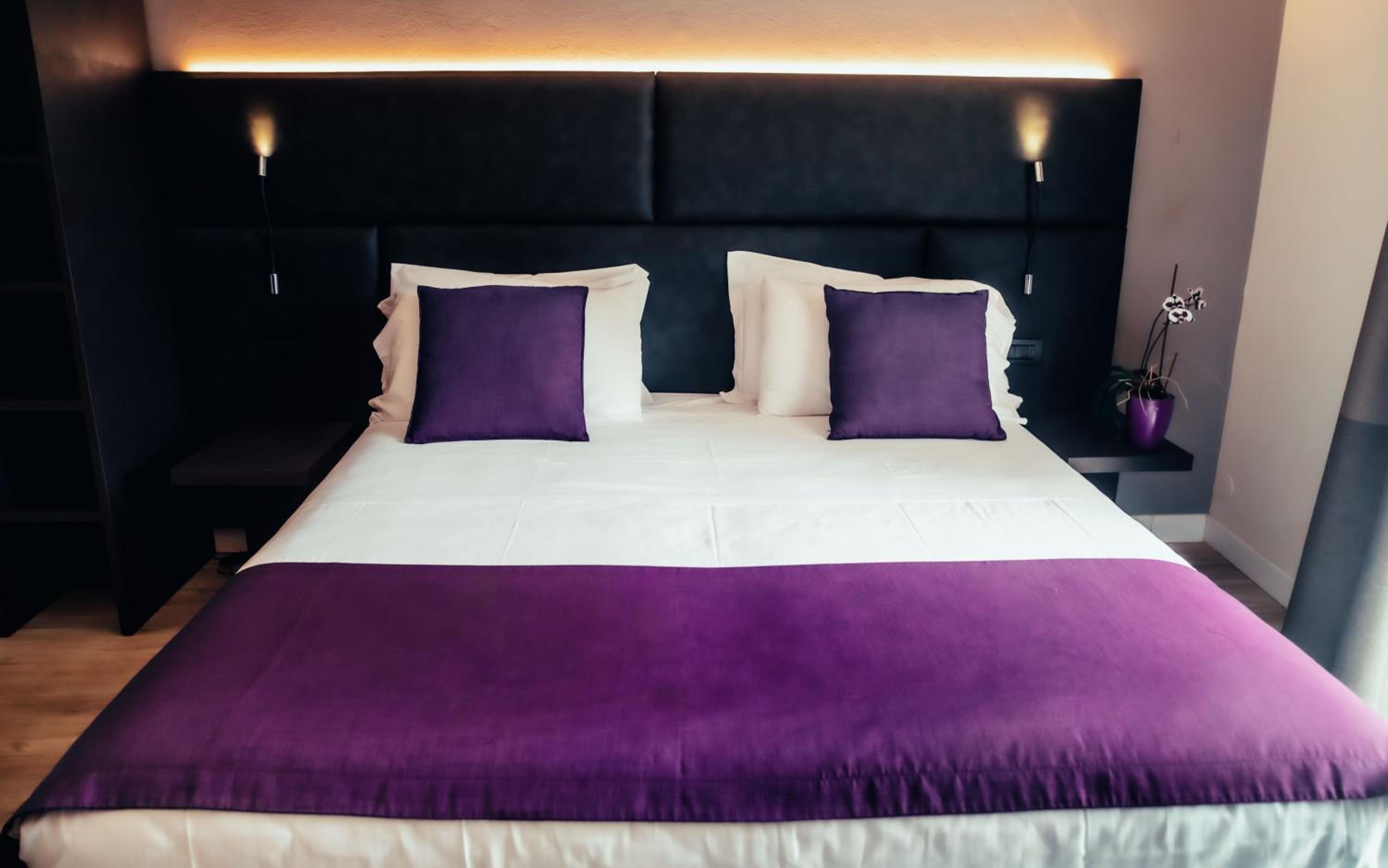 Standard Double Room with Balcony - Photo 11