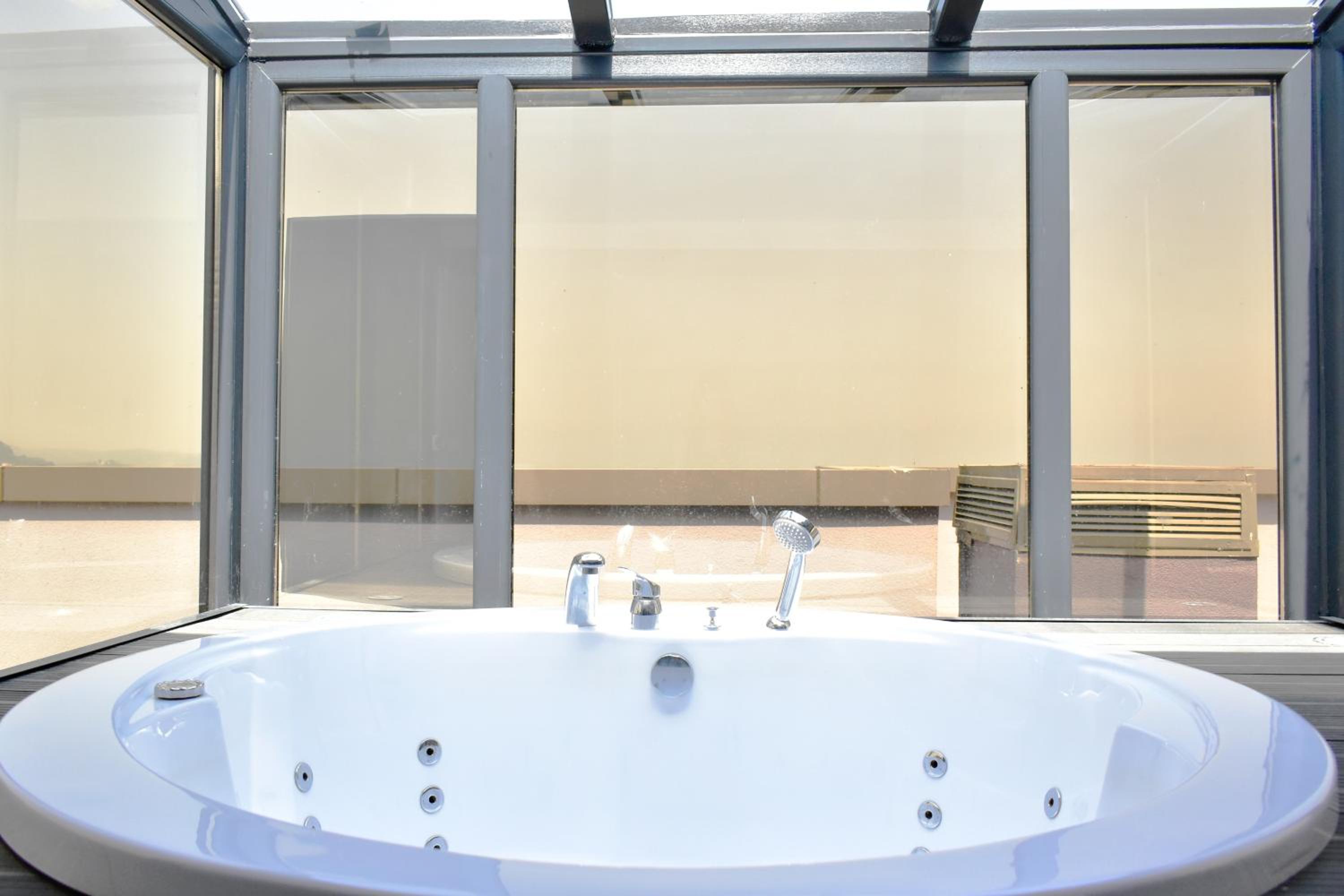 Suite with Hot Tub - Photo 4