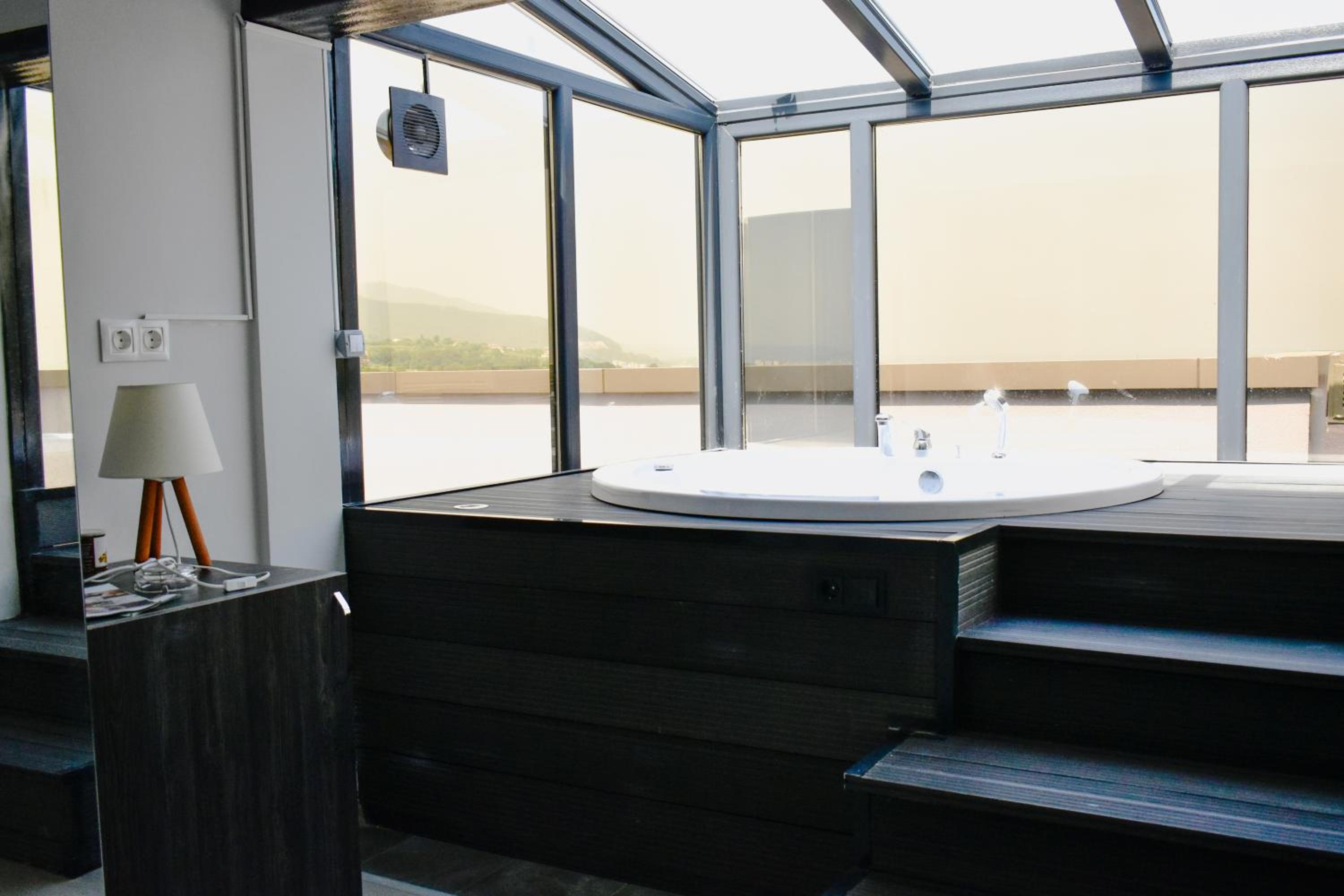 Suite with Hot Tub - Photo 3