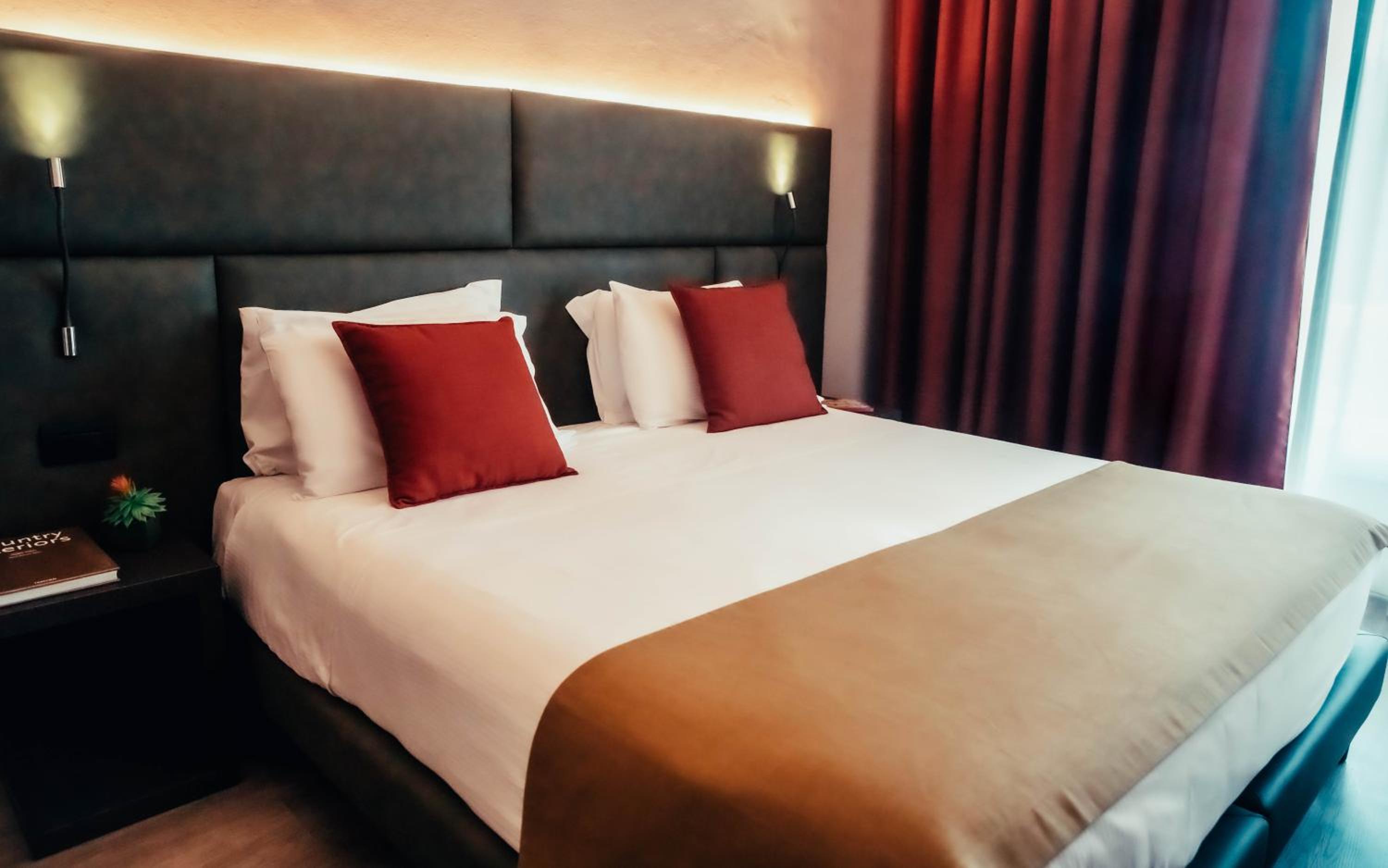 Standard Double Room with Balcony - Photo 10