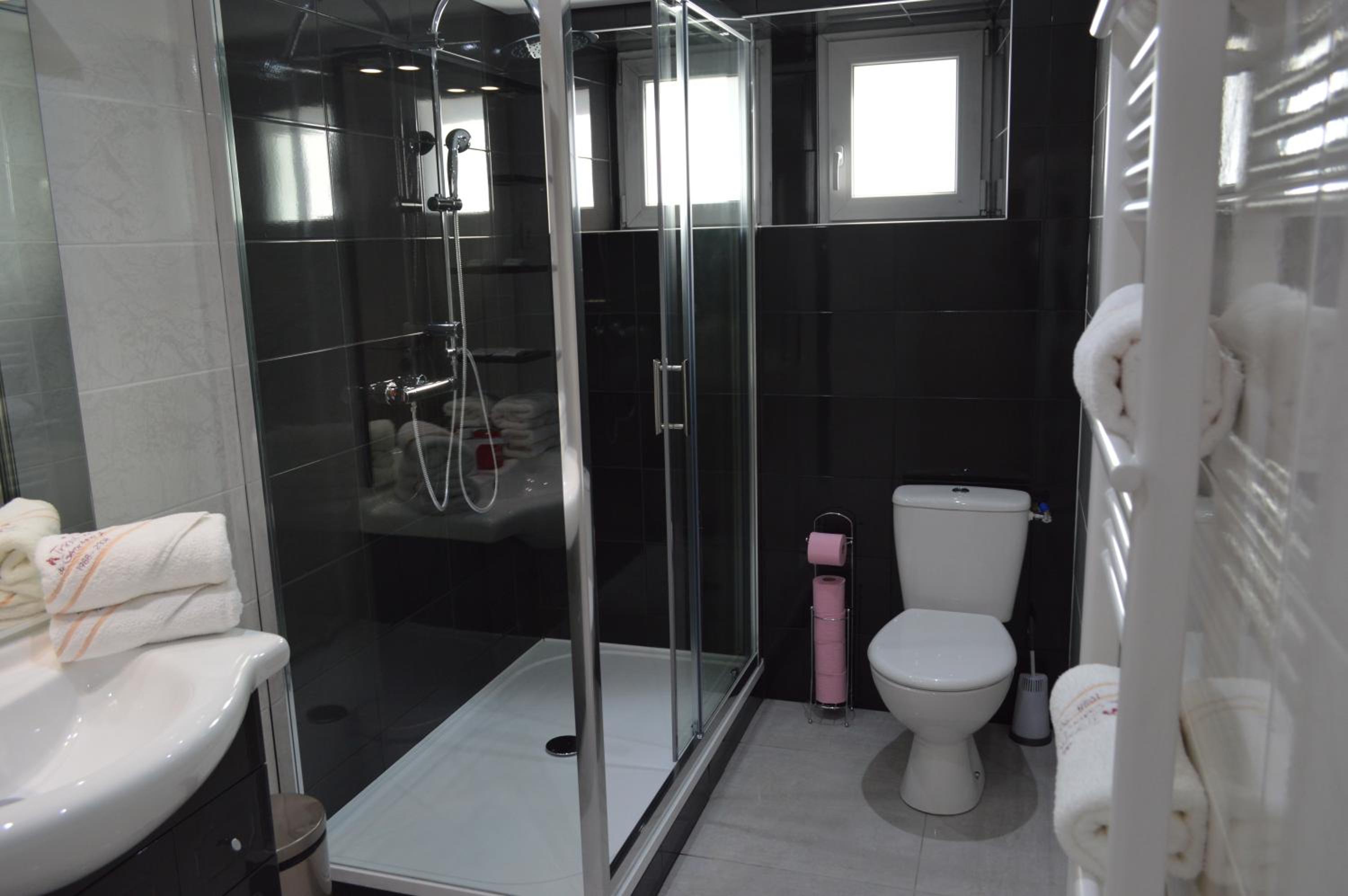 Three-Bedroom Apartment - Stair access only photo 2