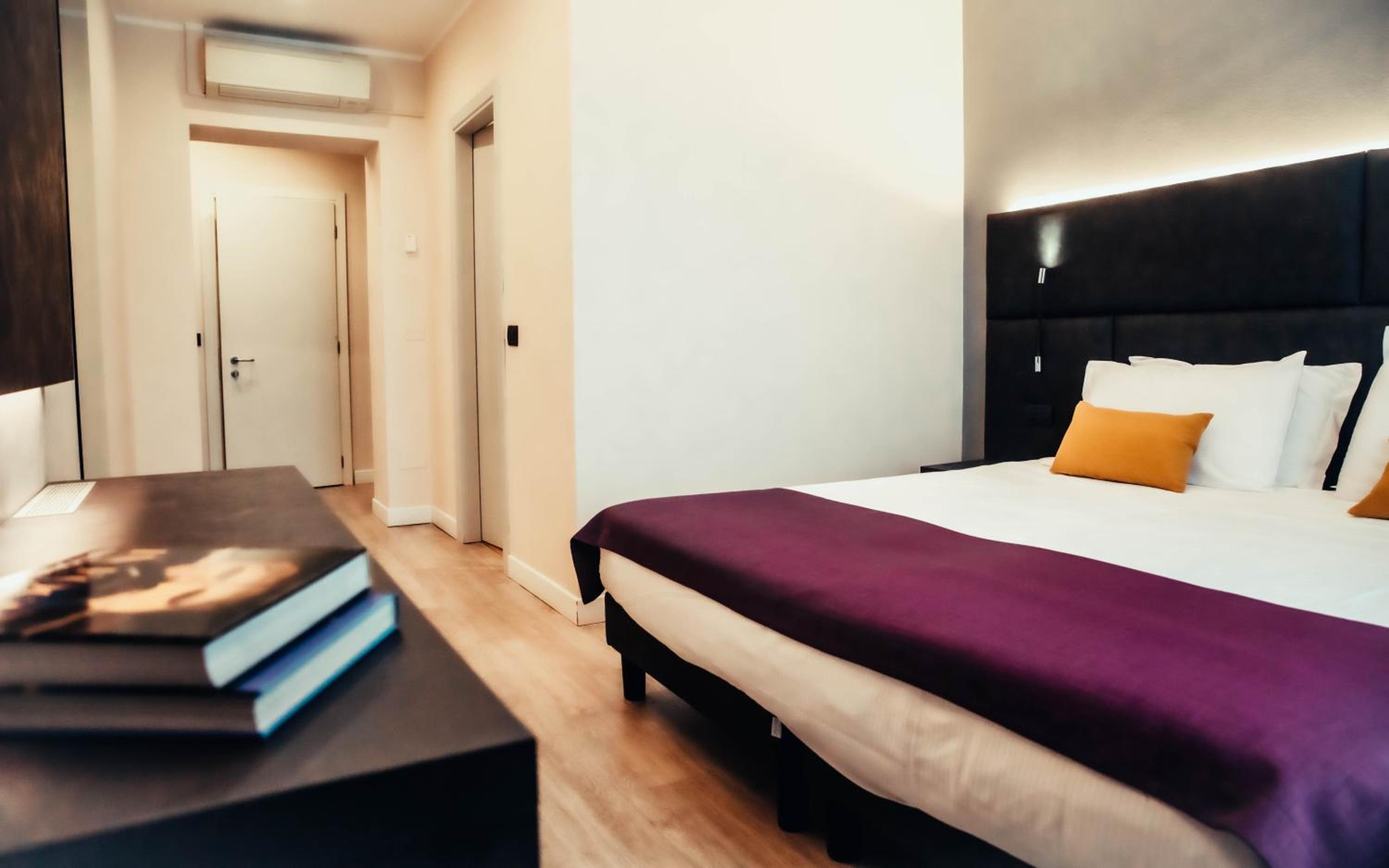 Standard Double Room with Balcony - Photo 9
