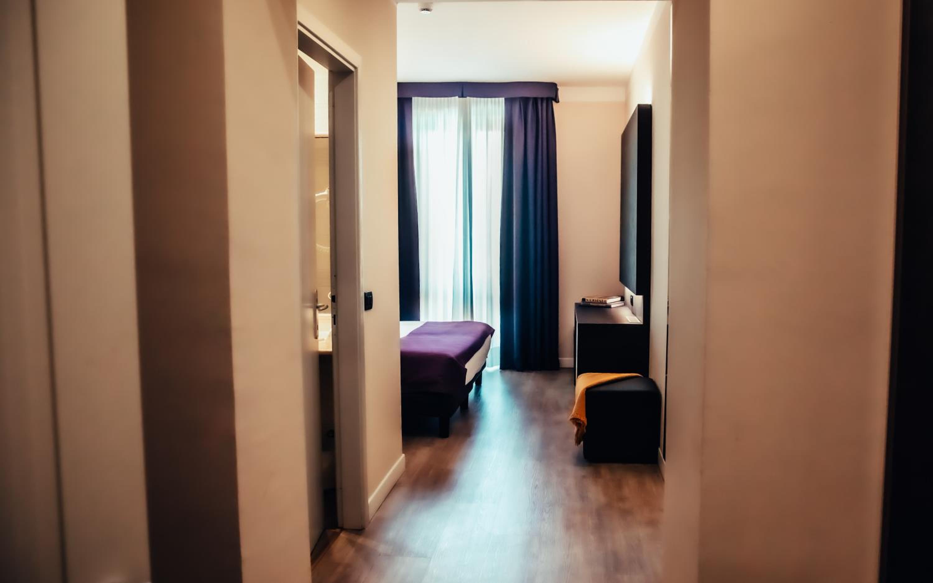 Standard Double Room with Balcony - Photo 14