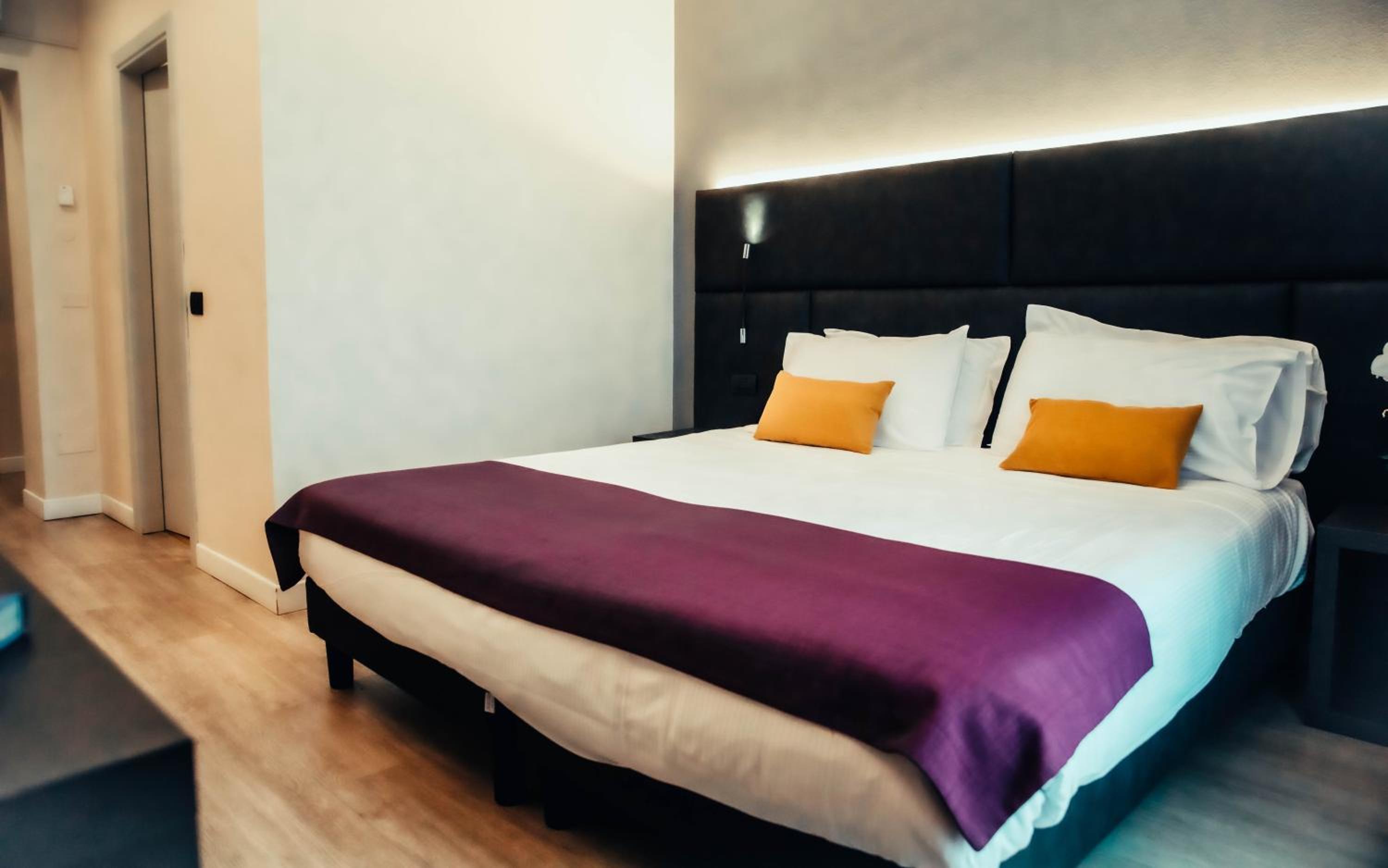 Standard Double Room with Balcony - Photo 20