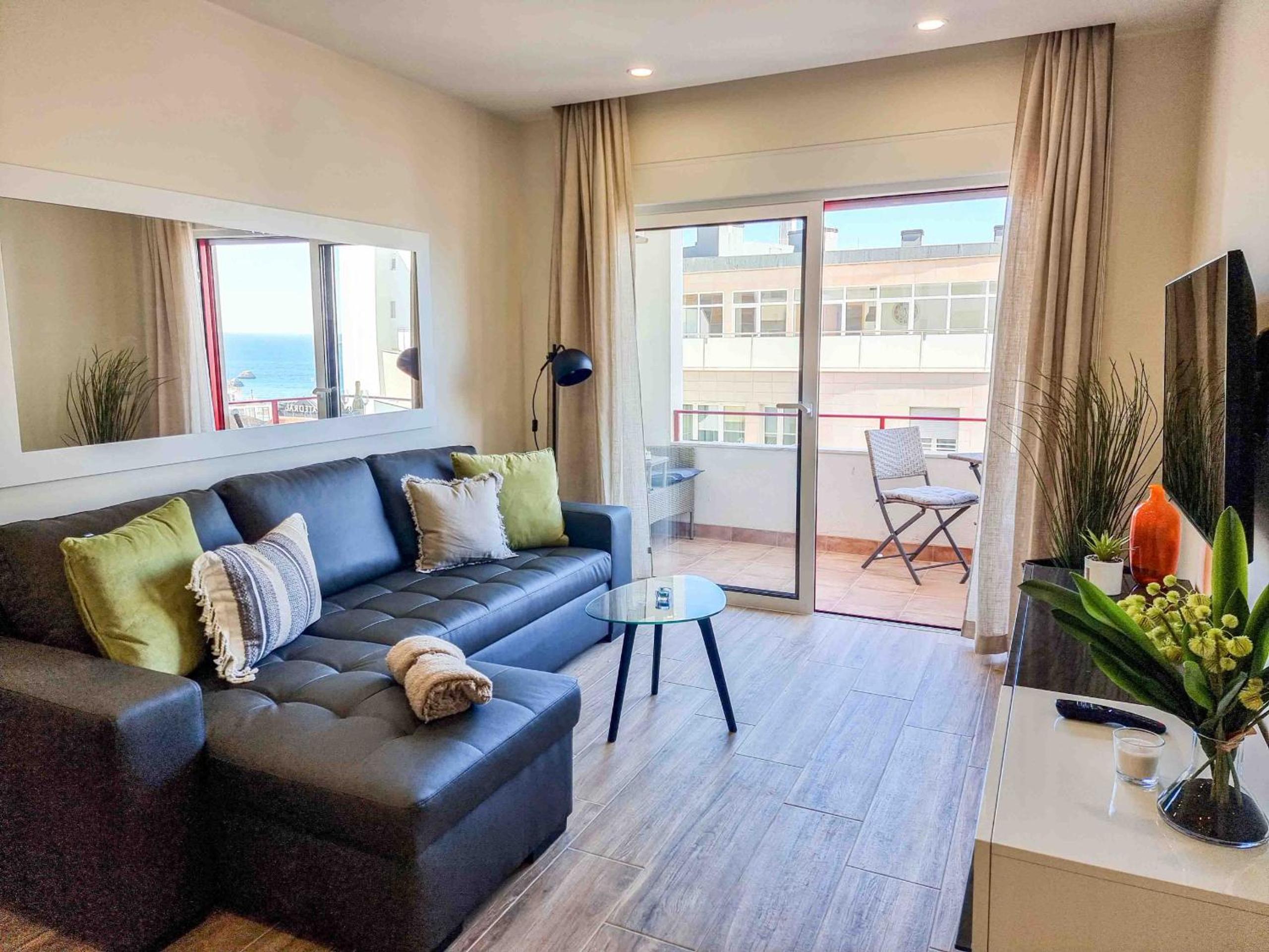 Apartment with Balcony - Photo 32