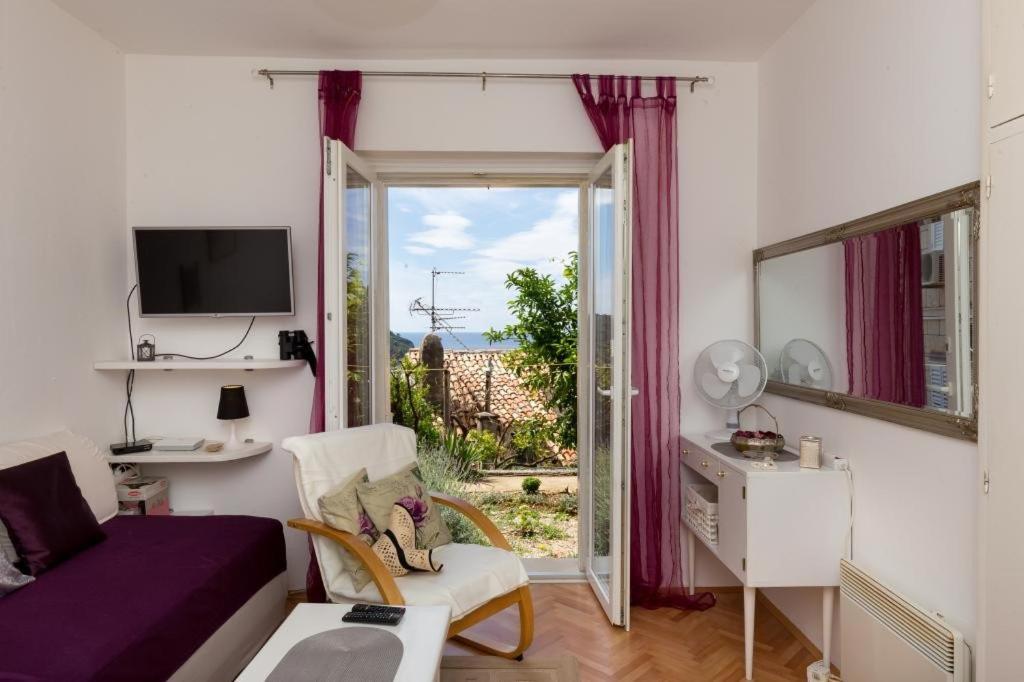 Studio Apartment with Terrace and Sea View