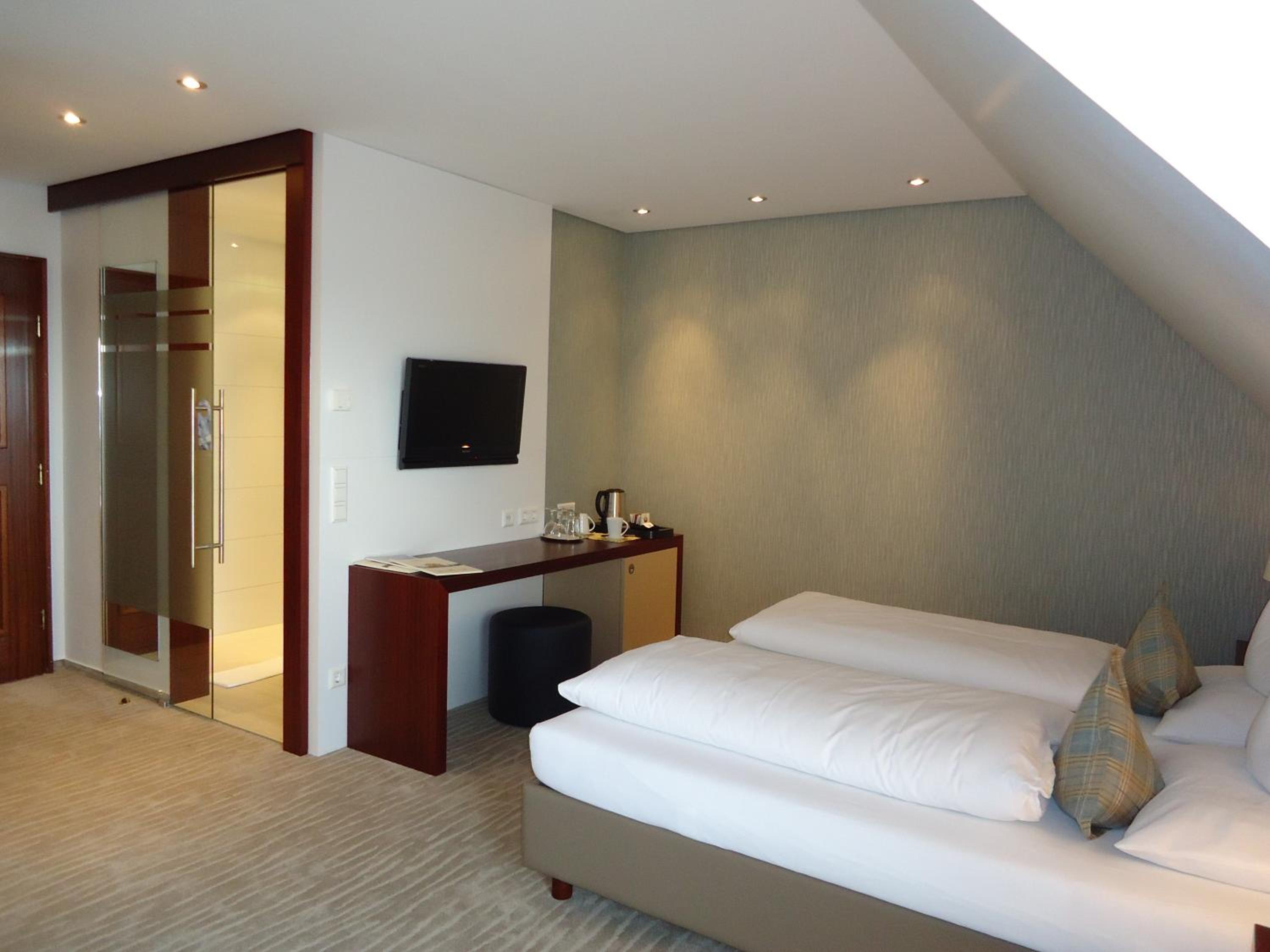 Double Room with Lake View - Photo 11