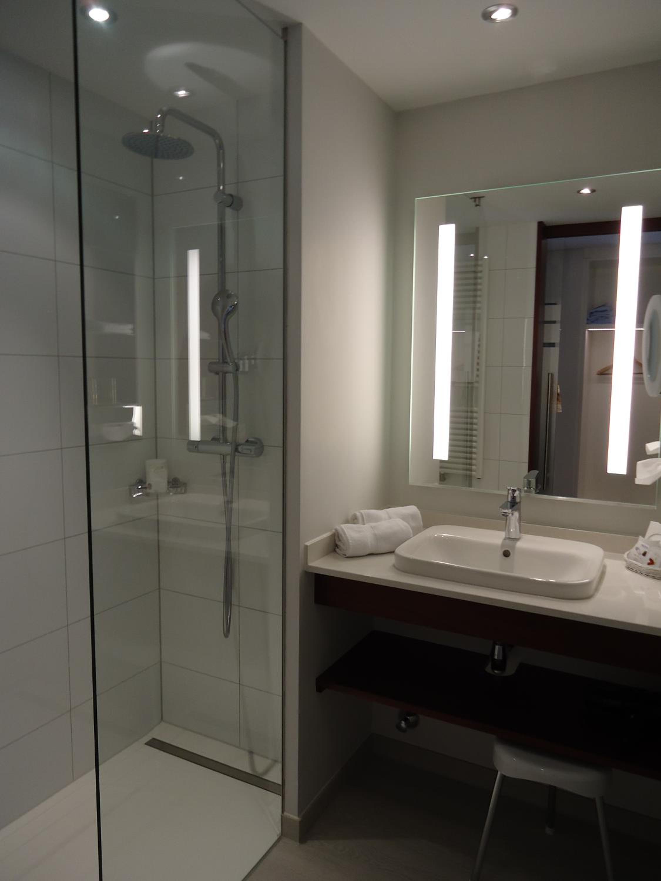 Double Room with Lake View - Photo 6