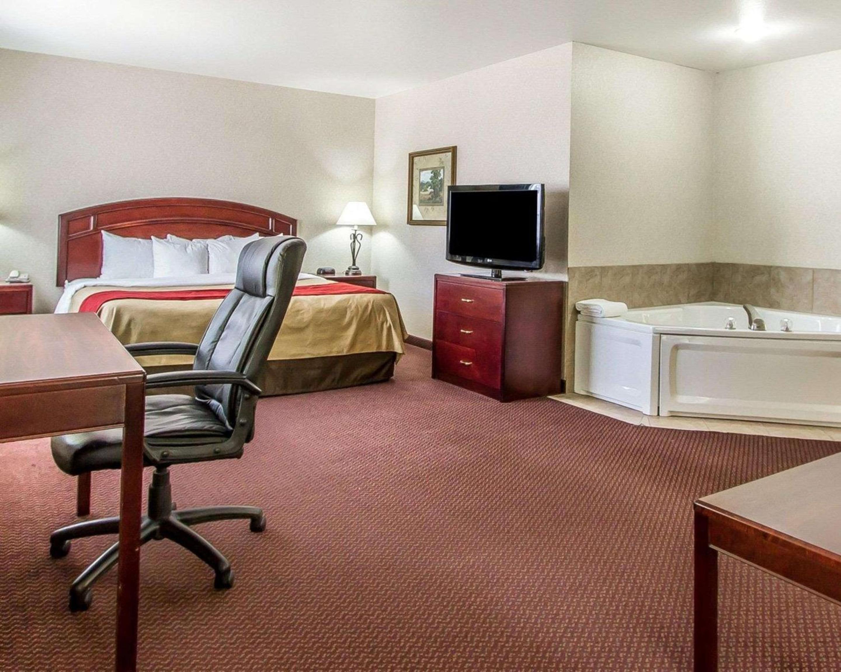 King Suite with Sofa Bed and Spa Bath - Non-Smoking - Photo 2