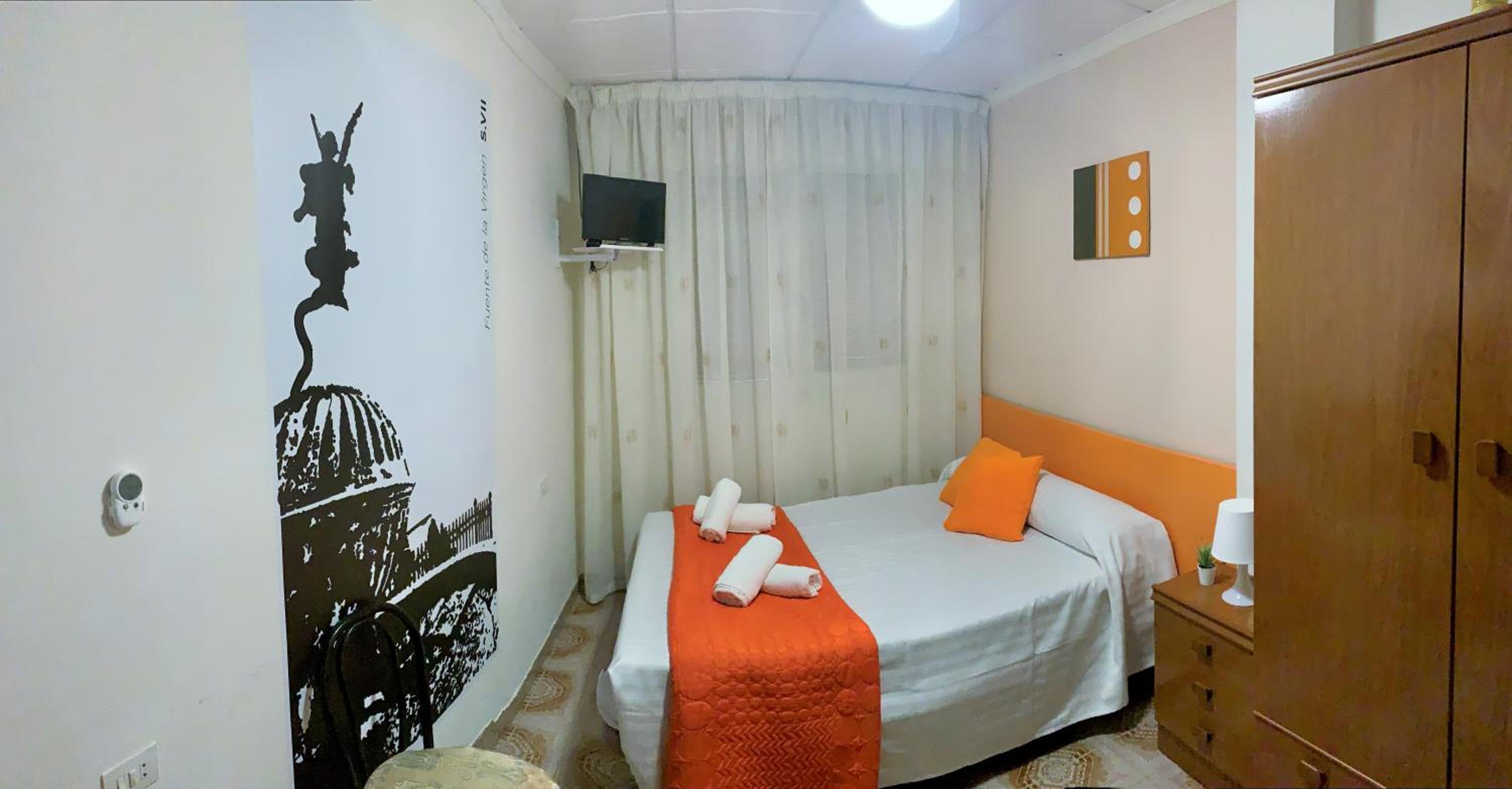 Double Room with Private Bathroom - Photo 12
