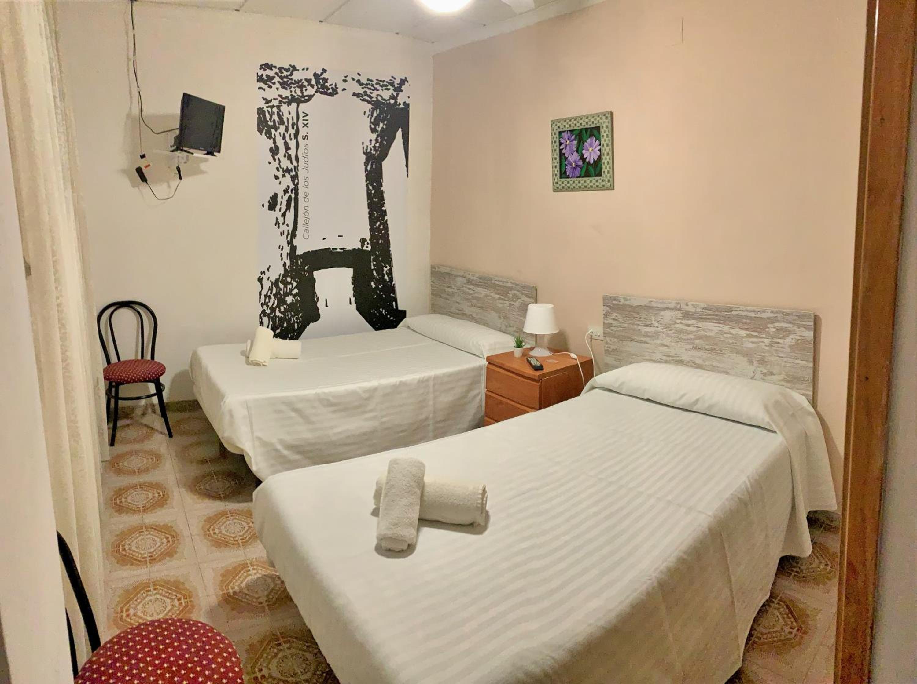 Double or Twin Room with Private Bathroom - Photo 5