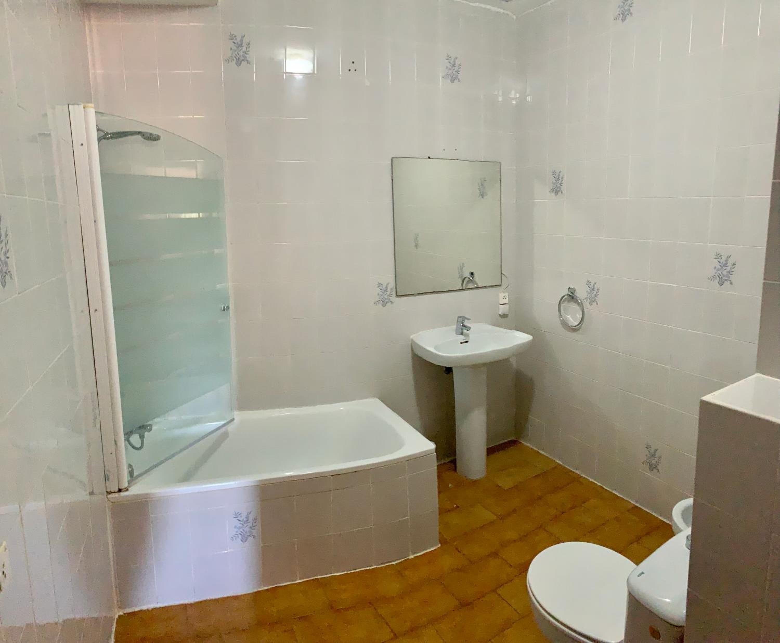 Double or Twin Room with Private Bathroom - Photo 4