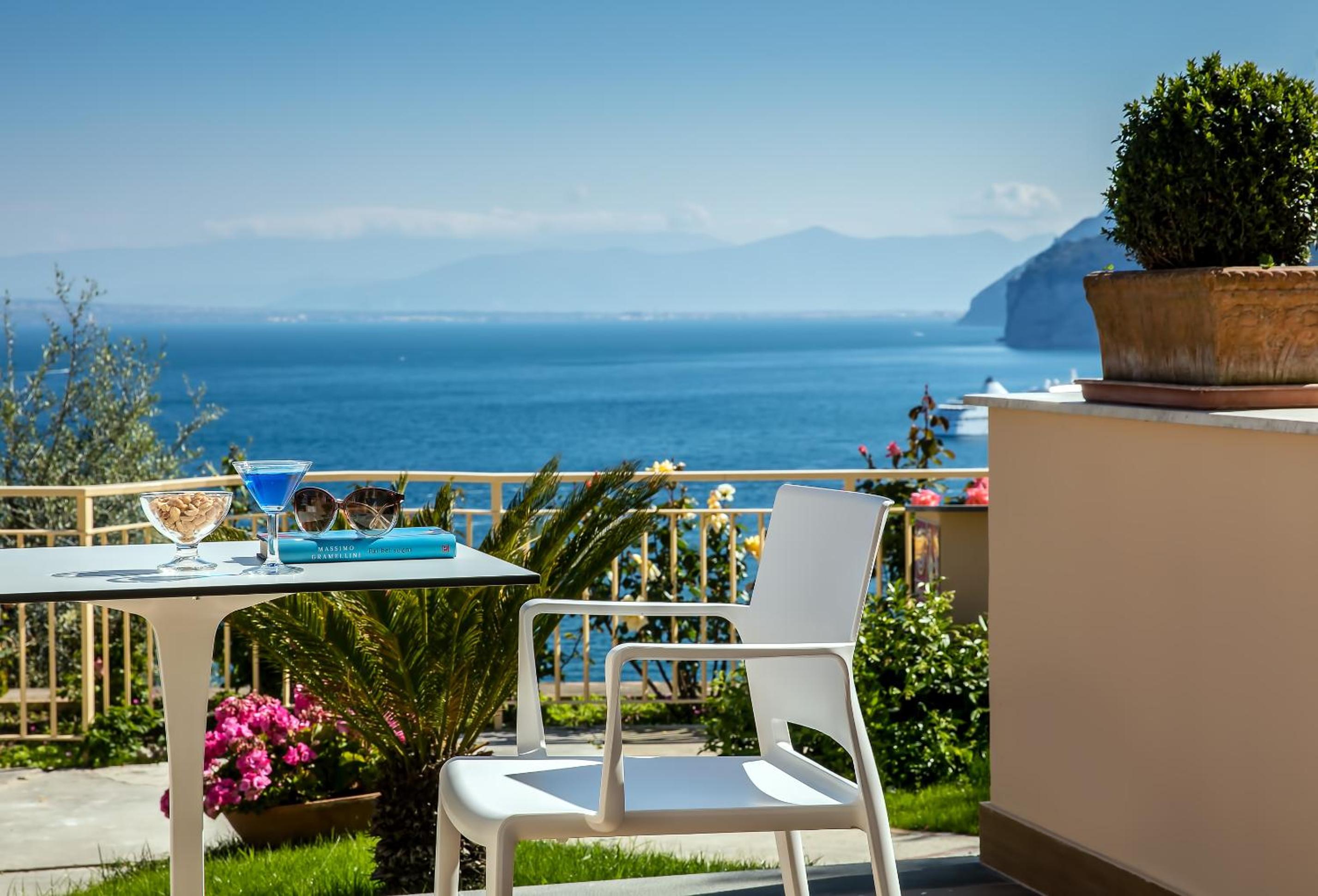 Deluxe Triple Room with Sea View - Photo 17