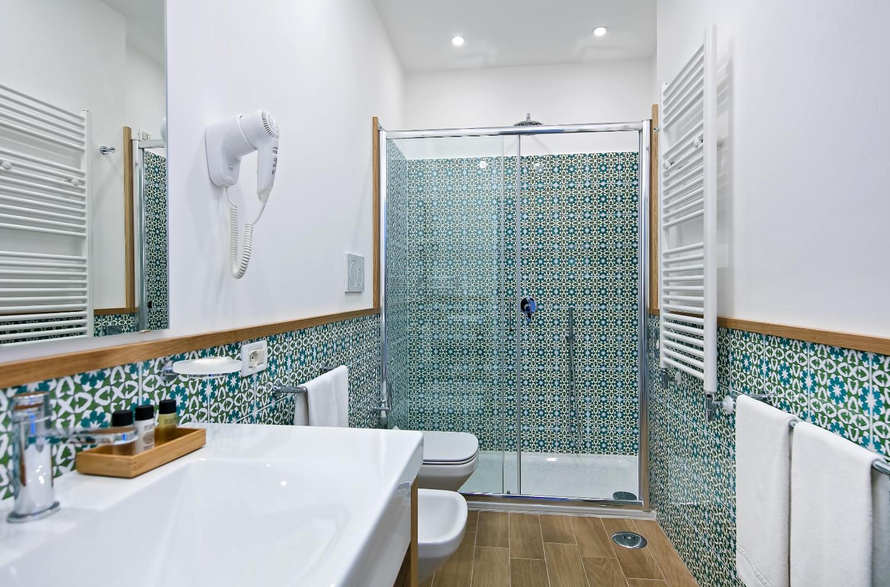 Deluxe Double or Twin Room with Sea View - Photo 10