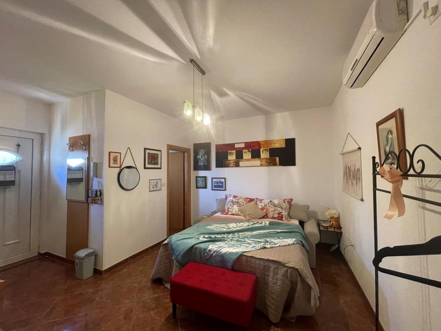 Studio Apartment with Terrace - Photo 17