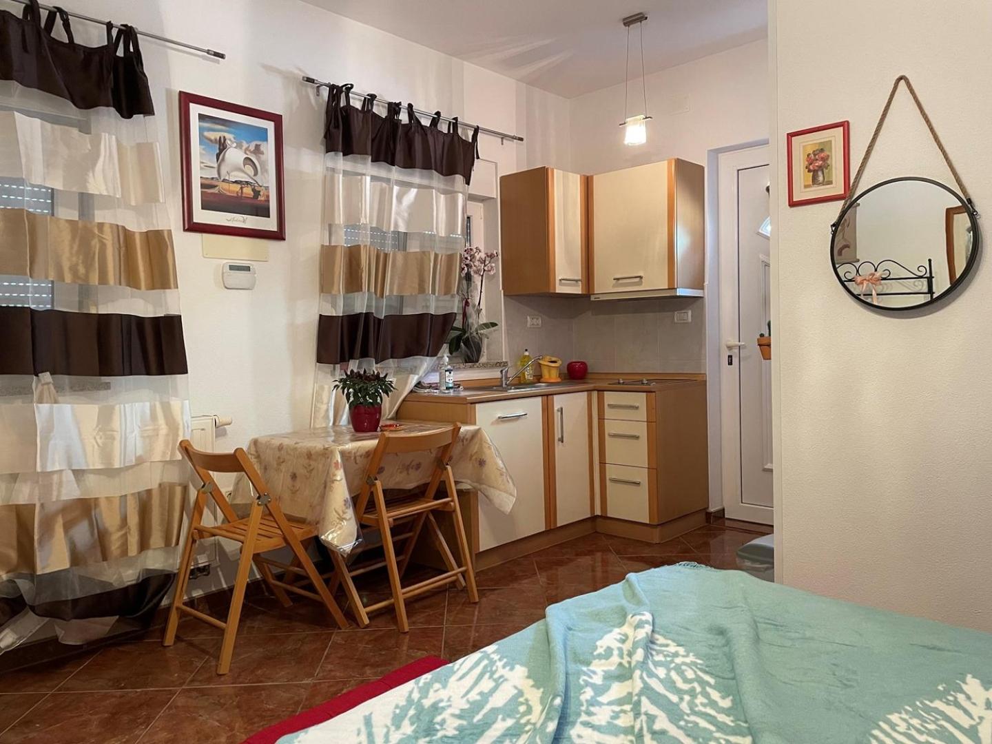 Studio Apartment with Terrace - Photo 9