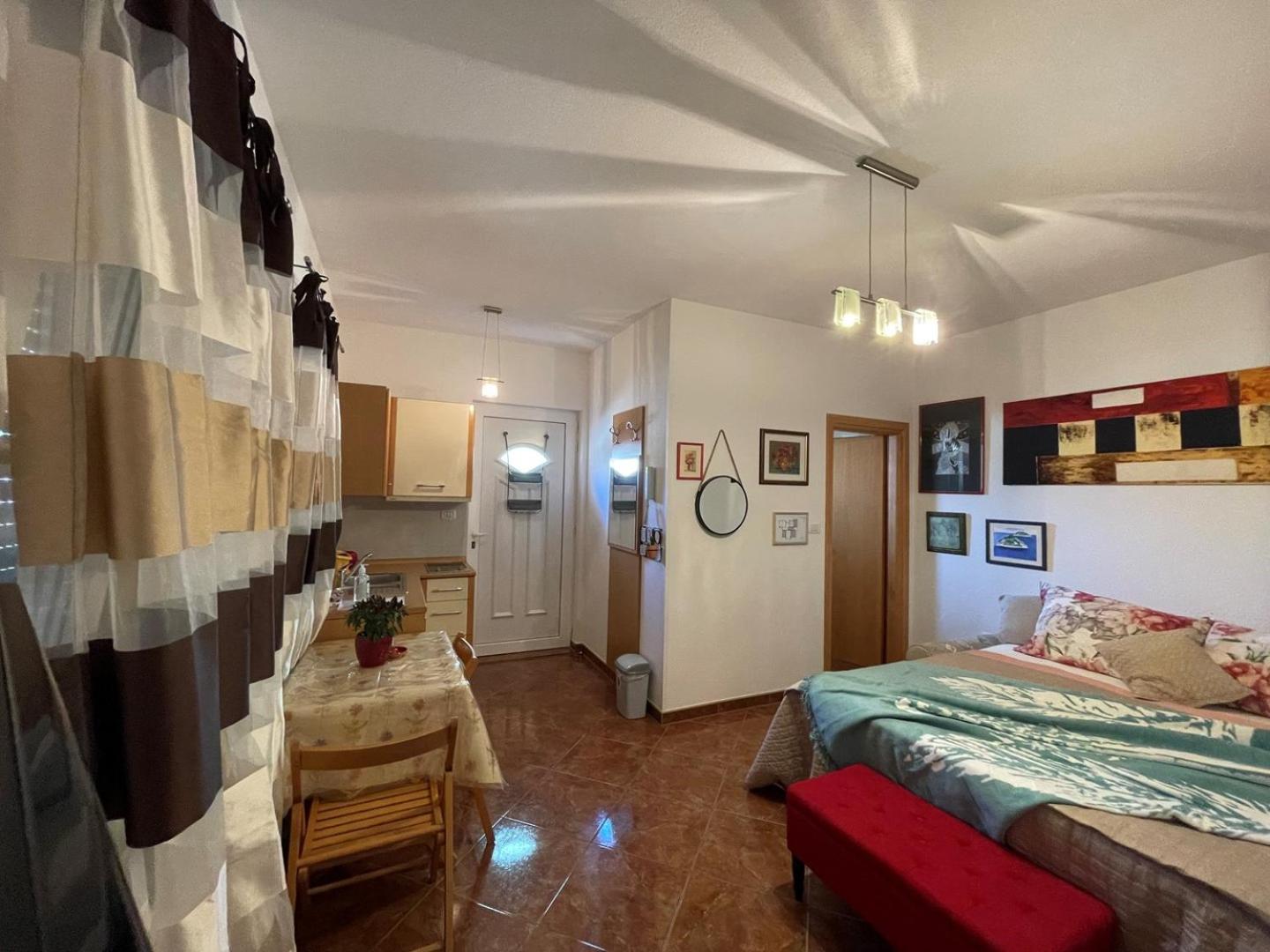 Studio Apartment with Terrace - Photo 13