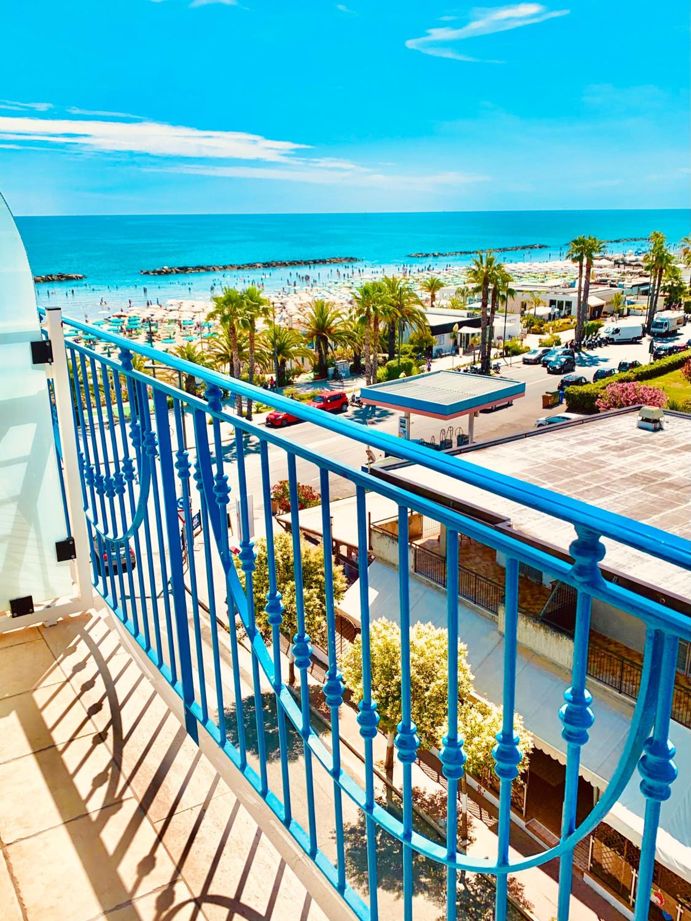 Family Room with Balcony and Lateral Sea View photo 2