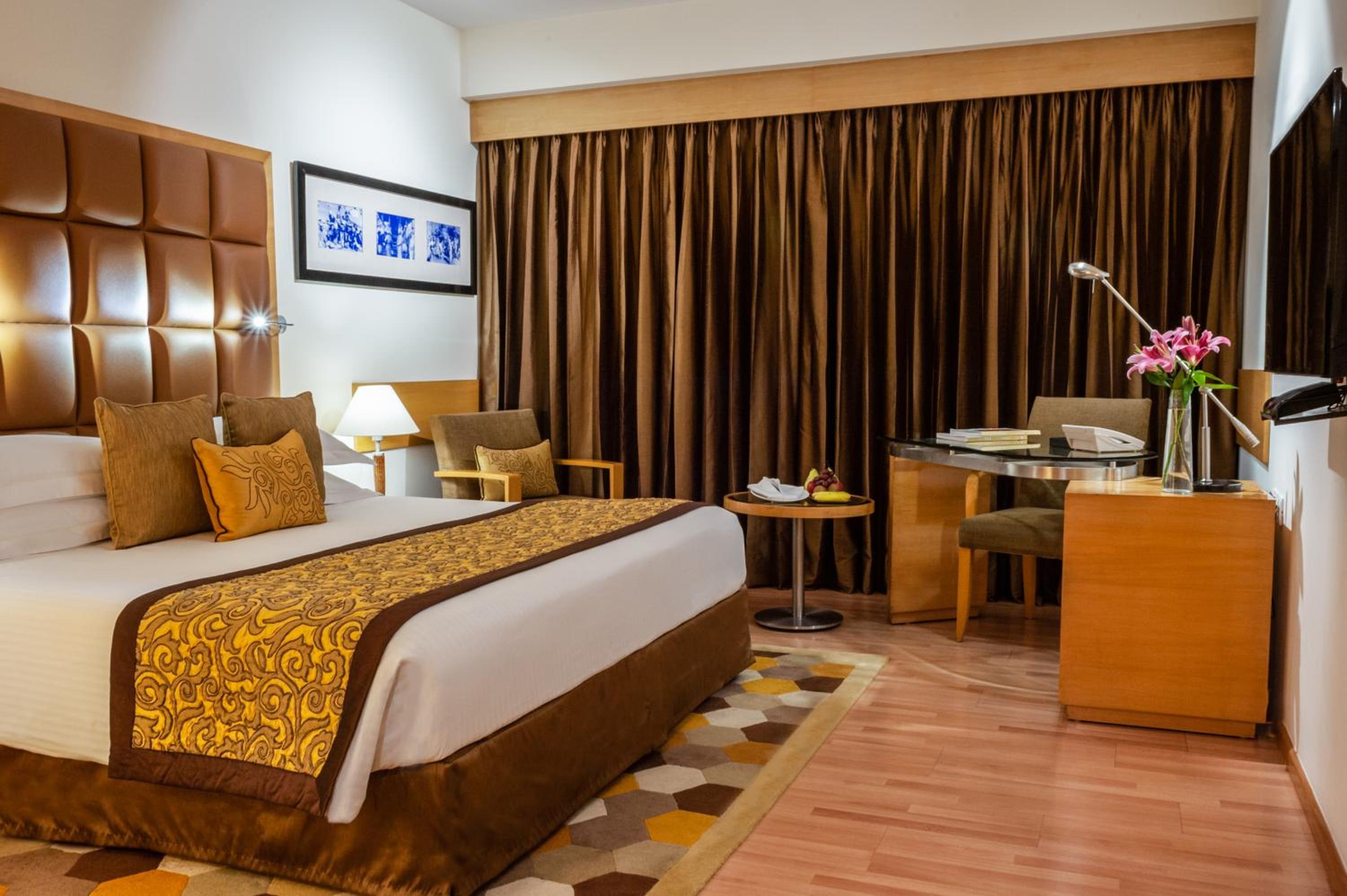 Taj Club King Bed photo 1