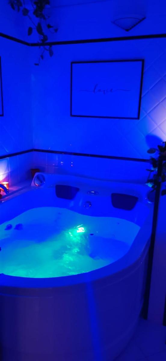 Double Room with Spa Bath photo 3