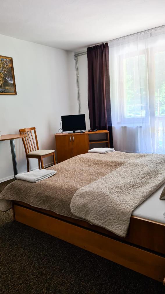 Double Room with Balcony - Photo 2