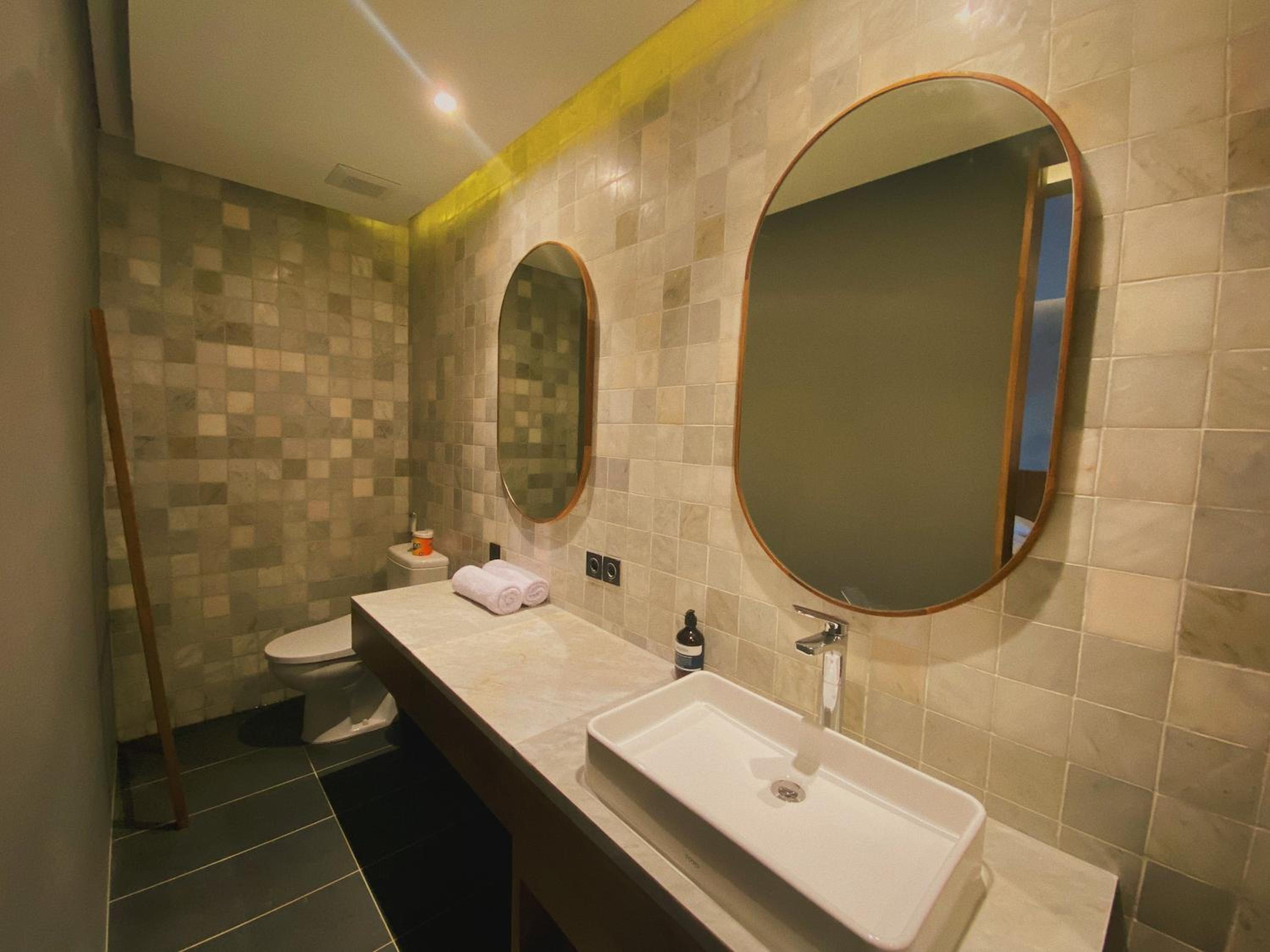 Deluxe Suite with Spa Bath - Photo 16