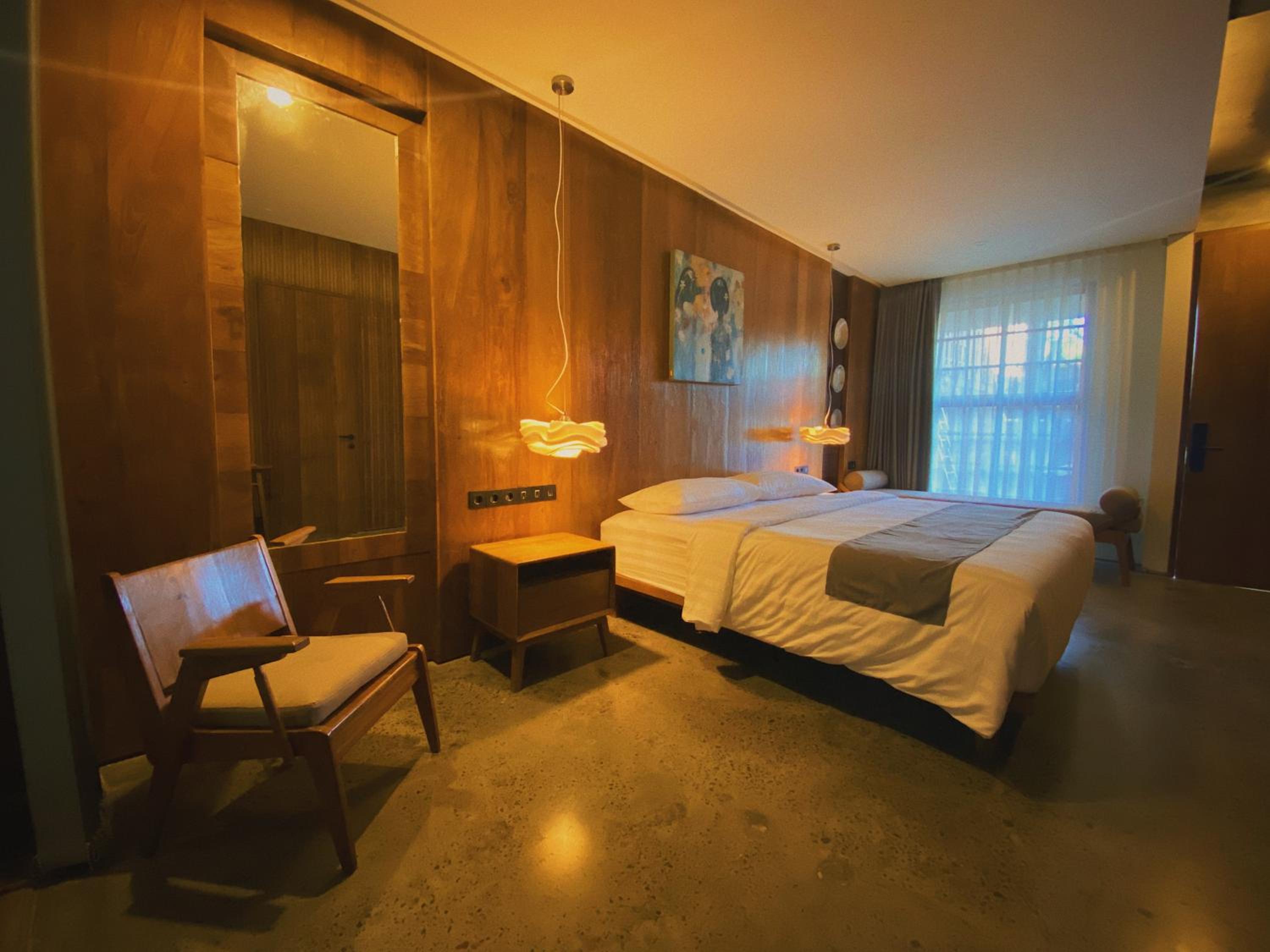 Deluxe Suite with Spa Bath - Photo 14