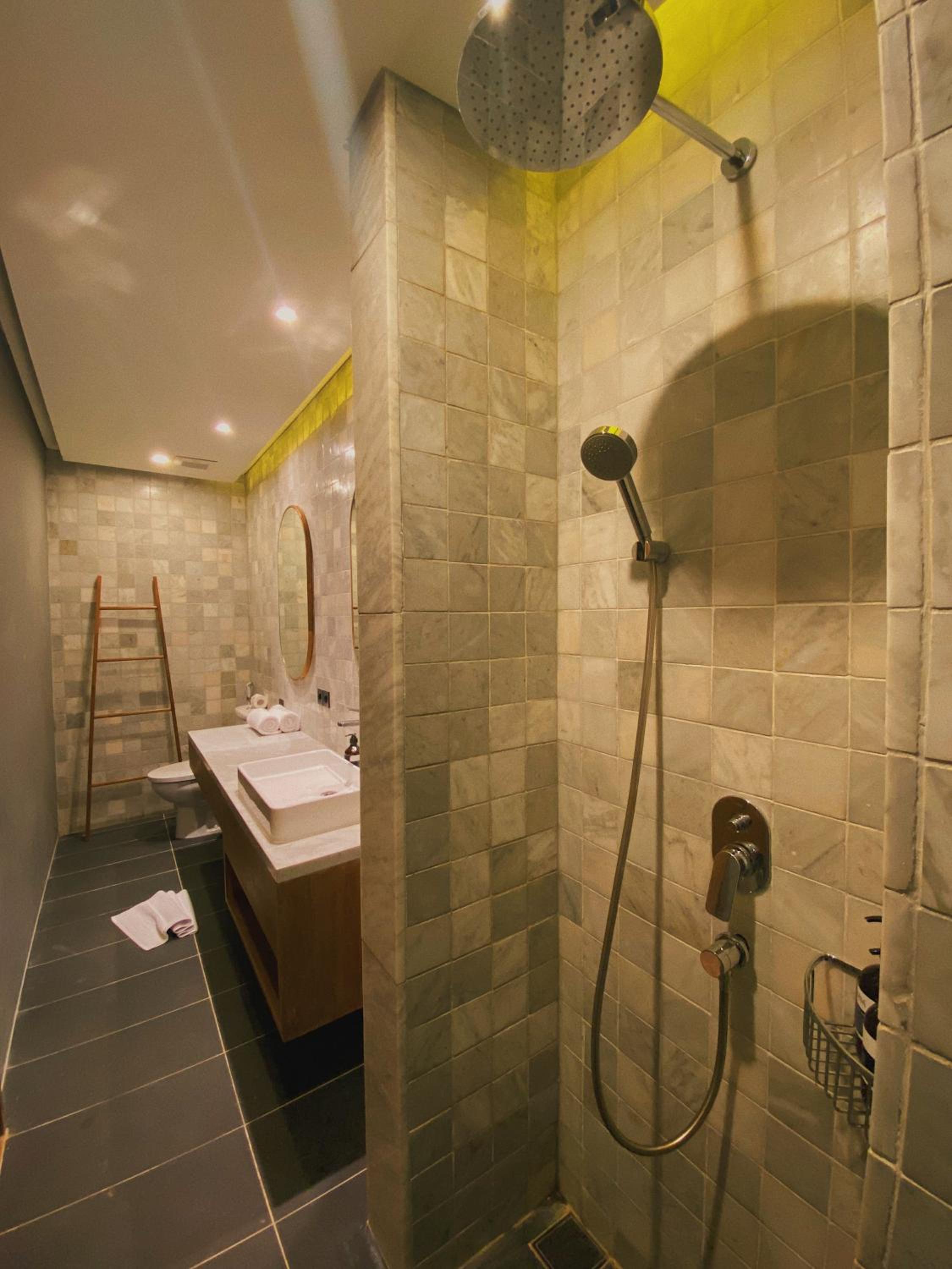 Deluxe Suite with Spa Bath - Photo 13