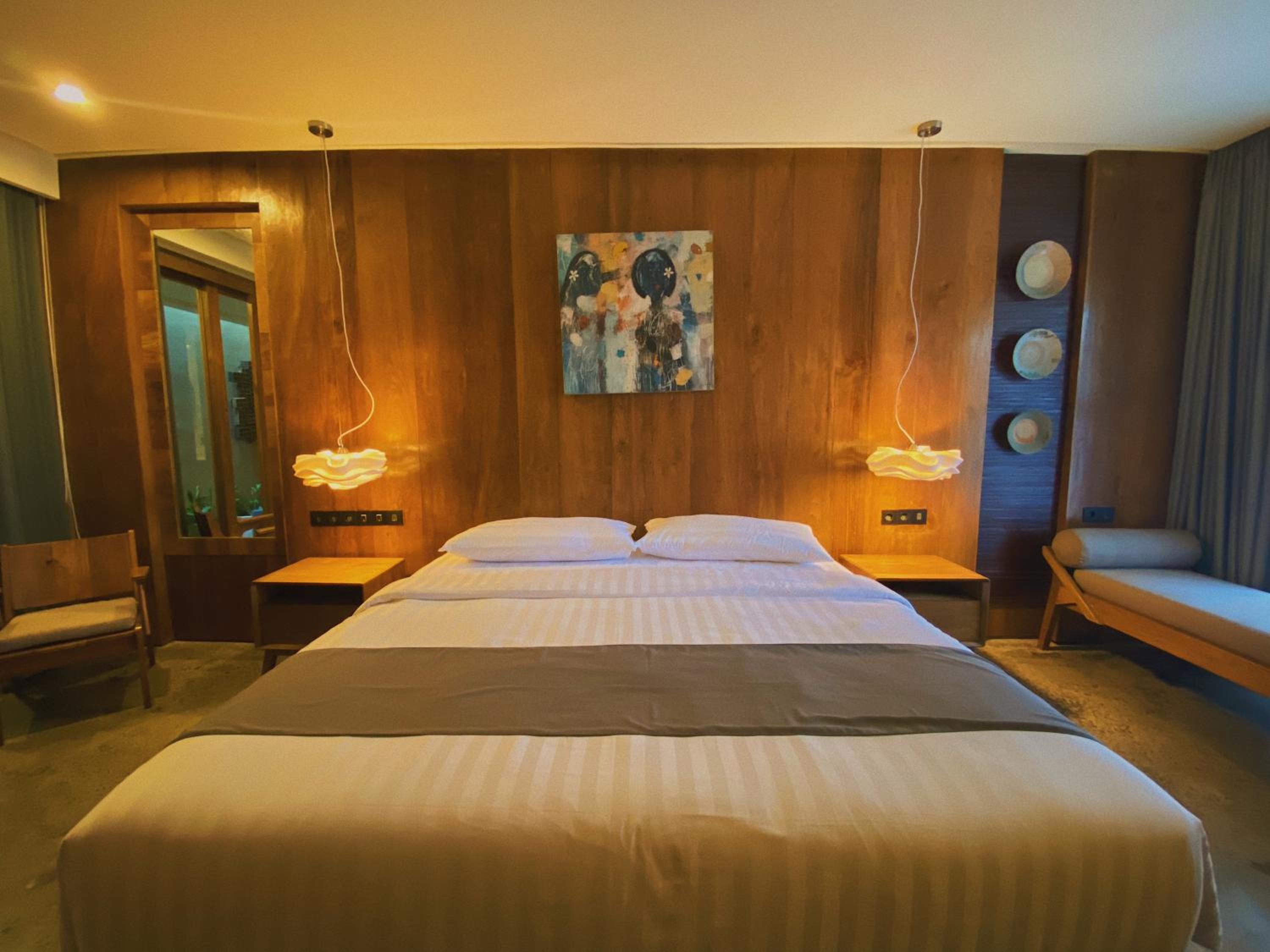 Deluxe Suite with Spa Bath - Photo 12
