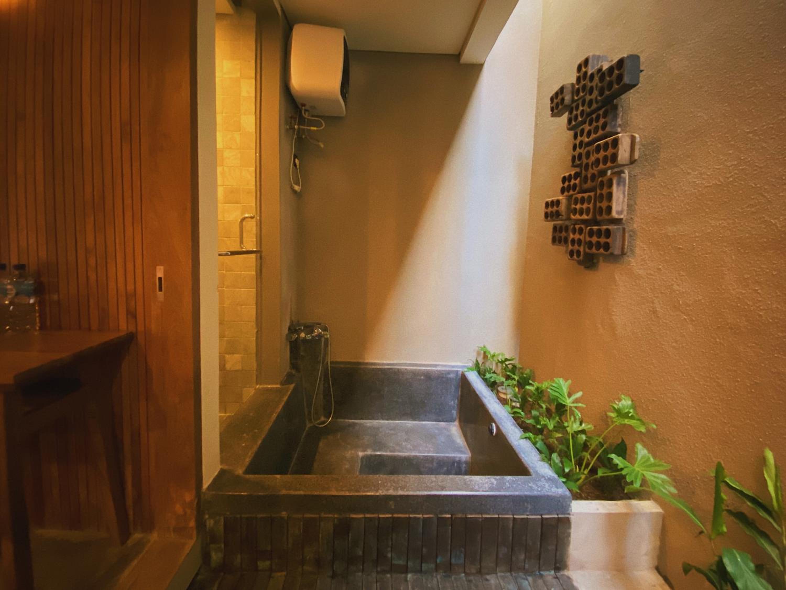 Deluxe Suite with Spa Bath - Photo 10