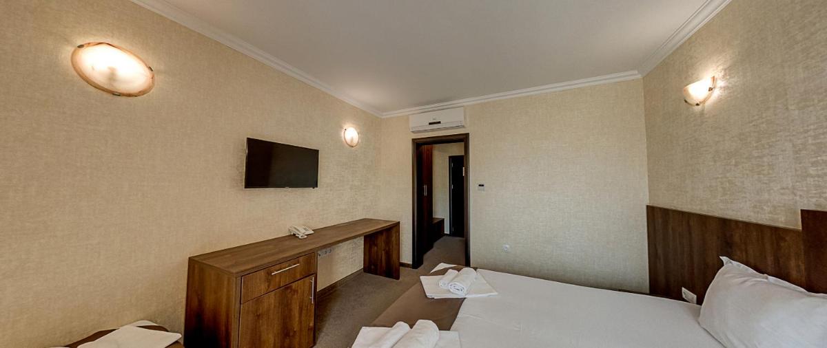 Triple Room with Balcony - Photo 2