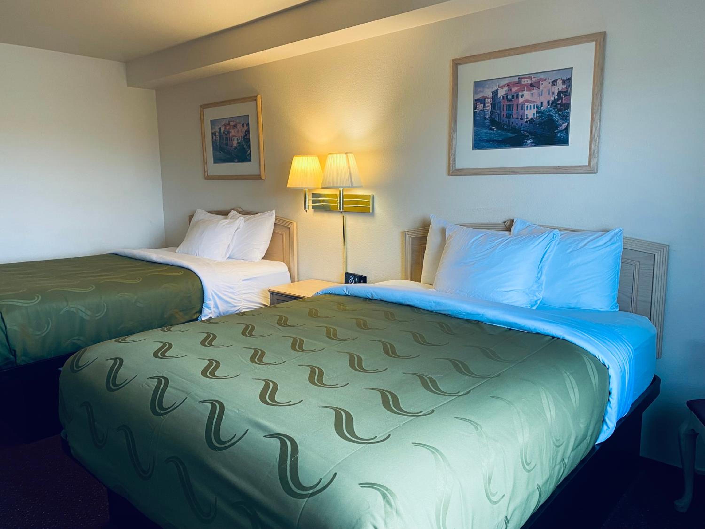 Standard Queen Room with Two Queen Beds - Non-Smoking - Photo 2