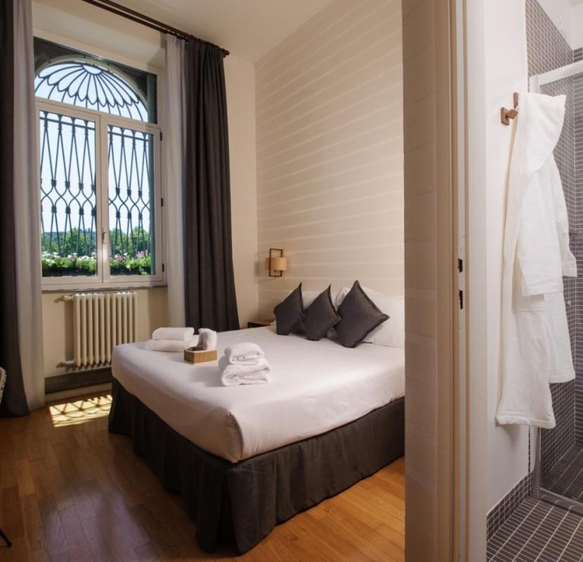 Deluxe Double Room thumbnail 5