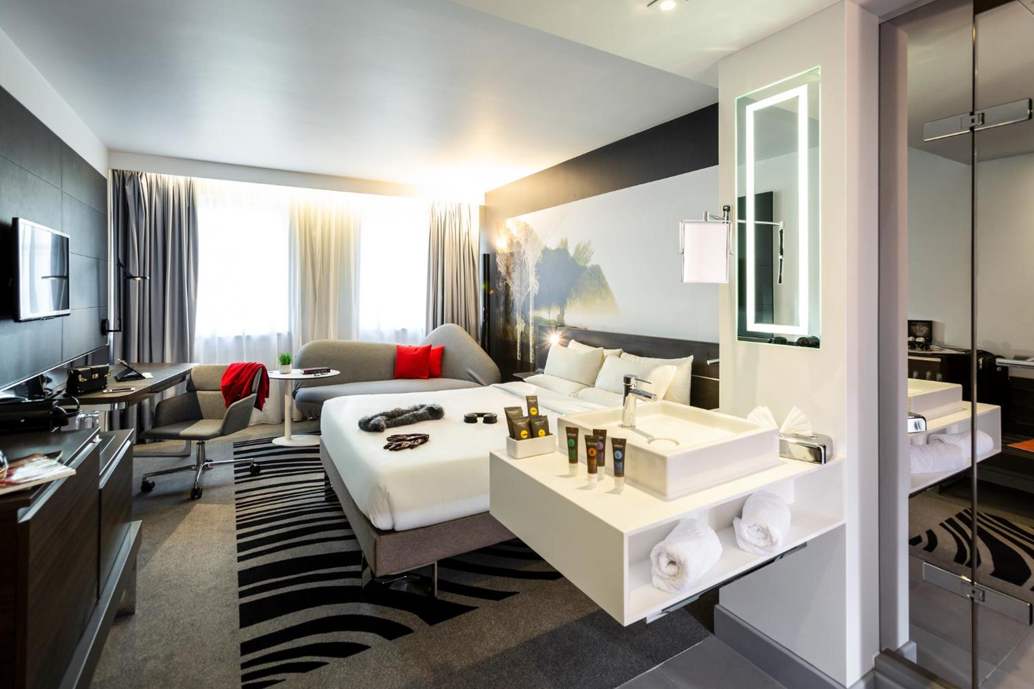 Queen Suite with Queen Bed and Sofa Bed photo 1